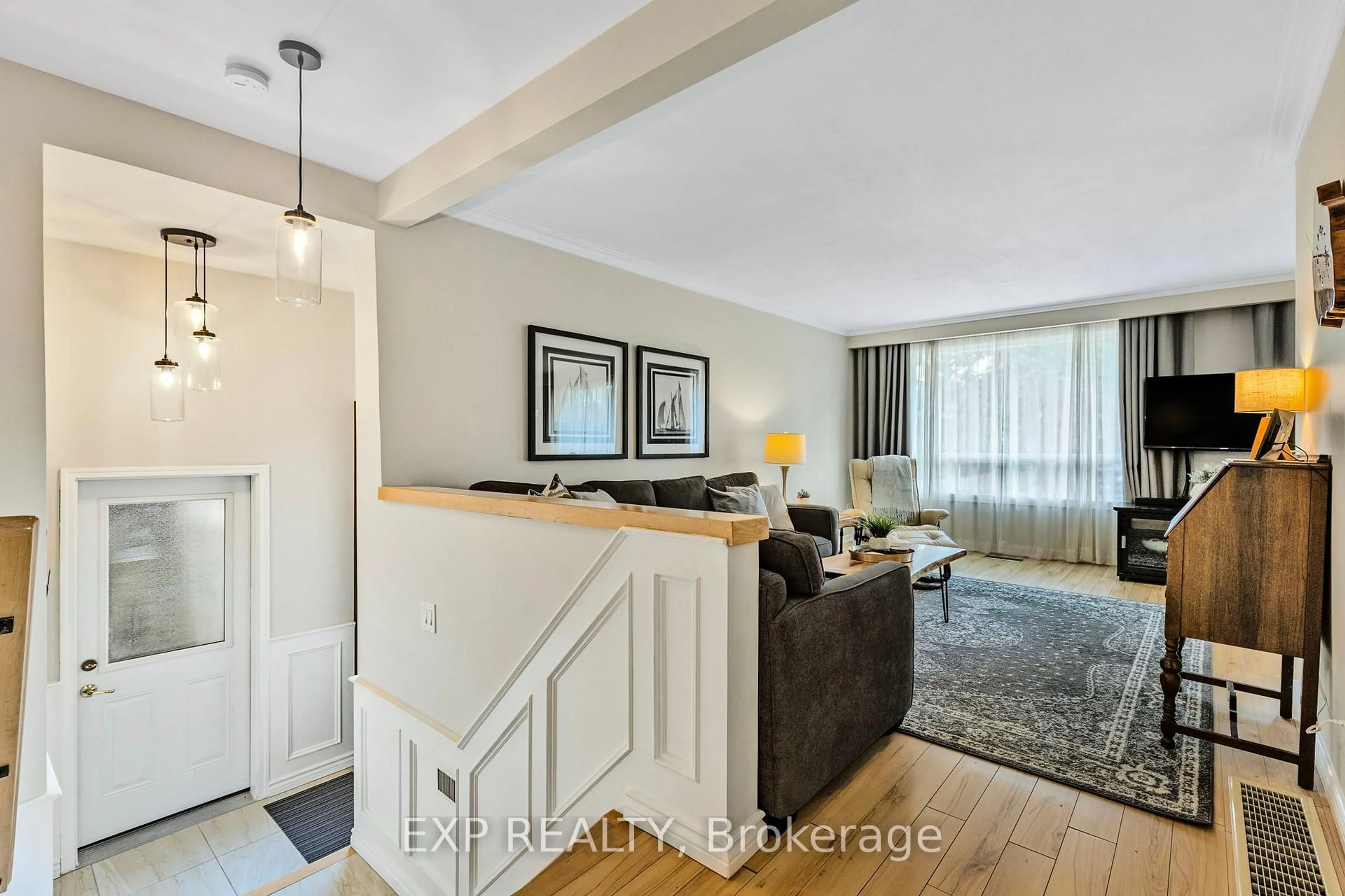 Living room with furniture, unknown for 32 Kemano Rd, Aurora Ontario L4G 2Y3
