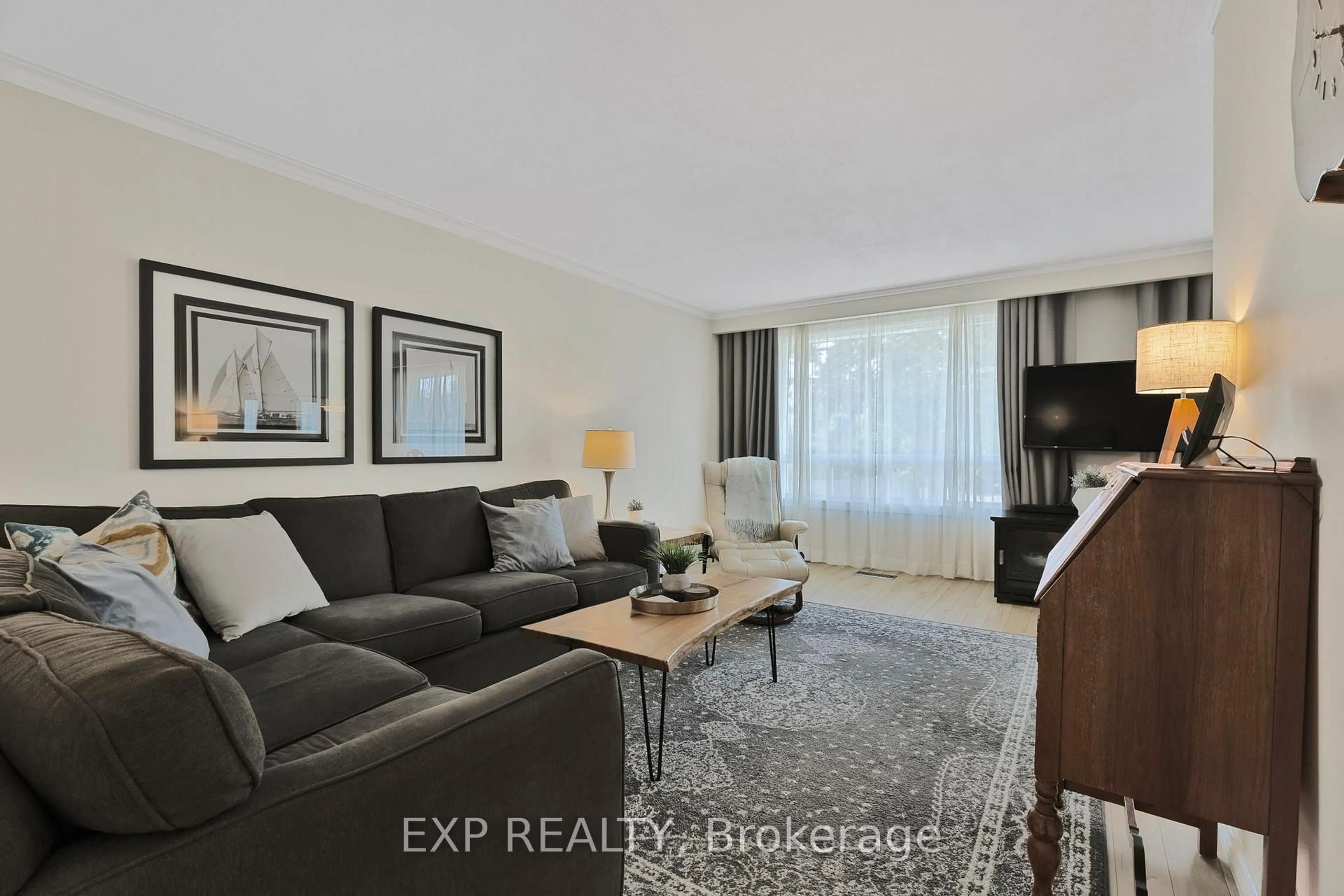 Living room with furniture, unknown for 32 Kemano Rd, Aurora Ontario L4G 2Y3