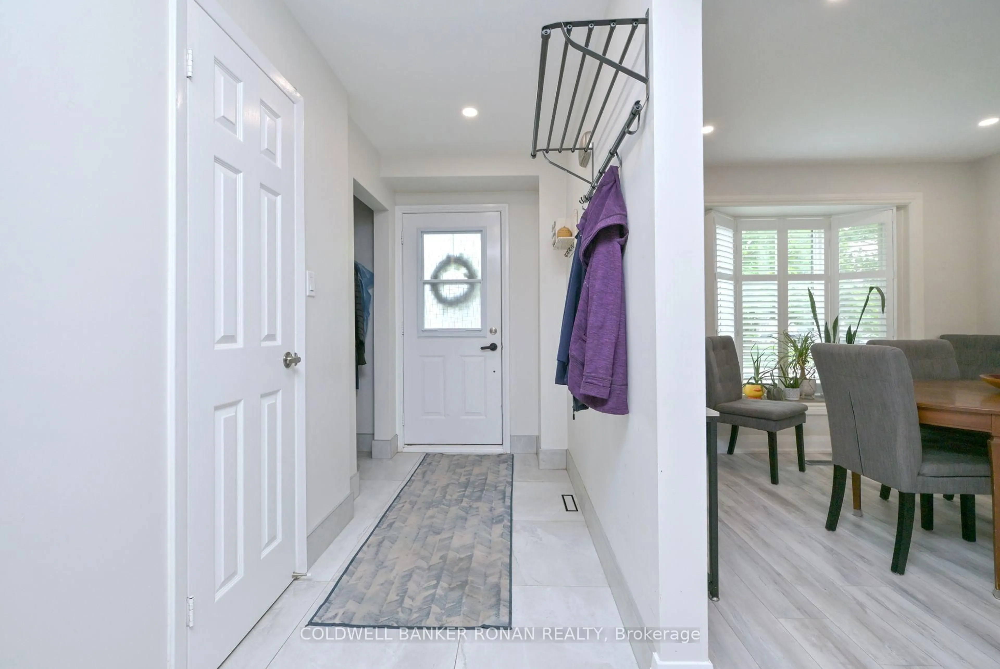 Indoor entryway for 58 Stewart Ave, New Tecumseth Ontario L9R 1C2