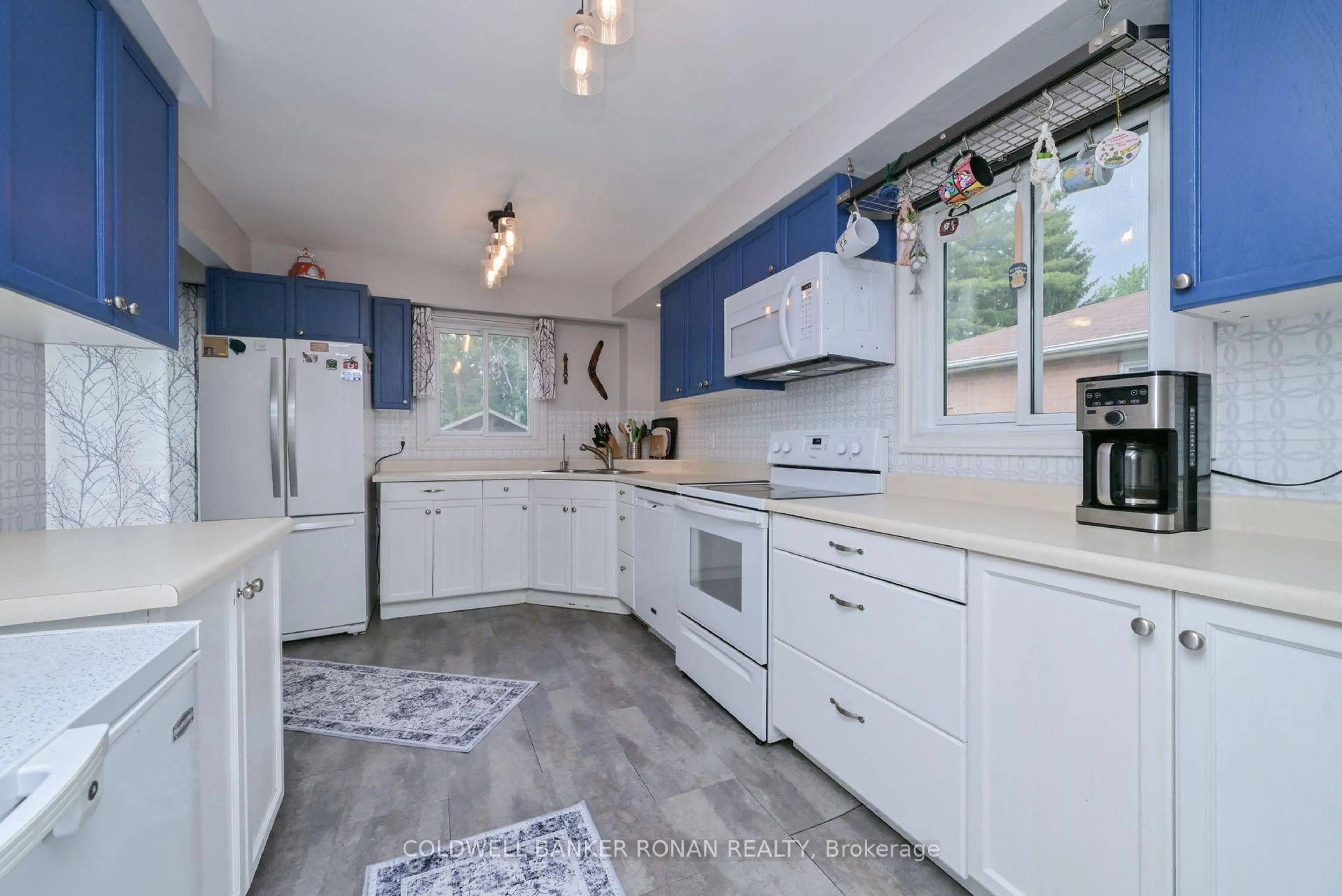 Open concept kitchen, ceramic/tile floor for 58 Stewart Ave, New Tecumseth Ontario L9R 1C2