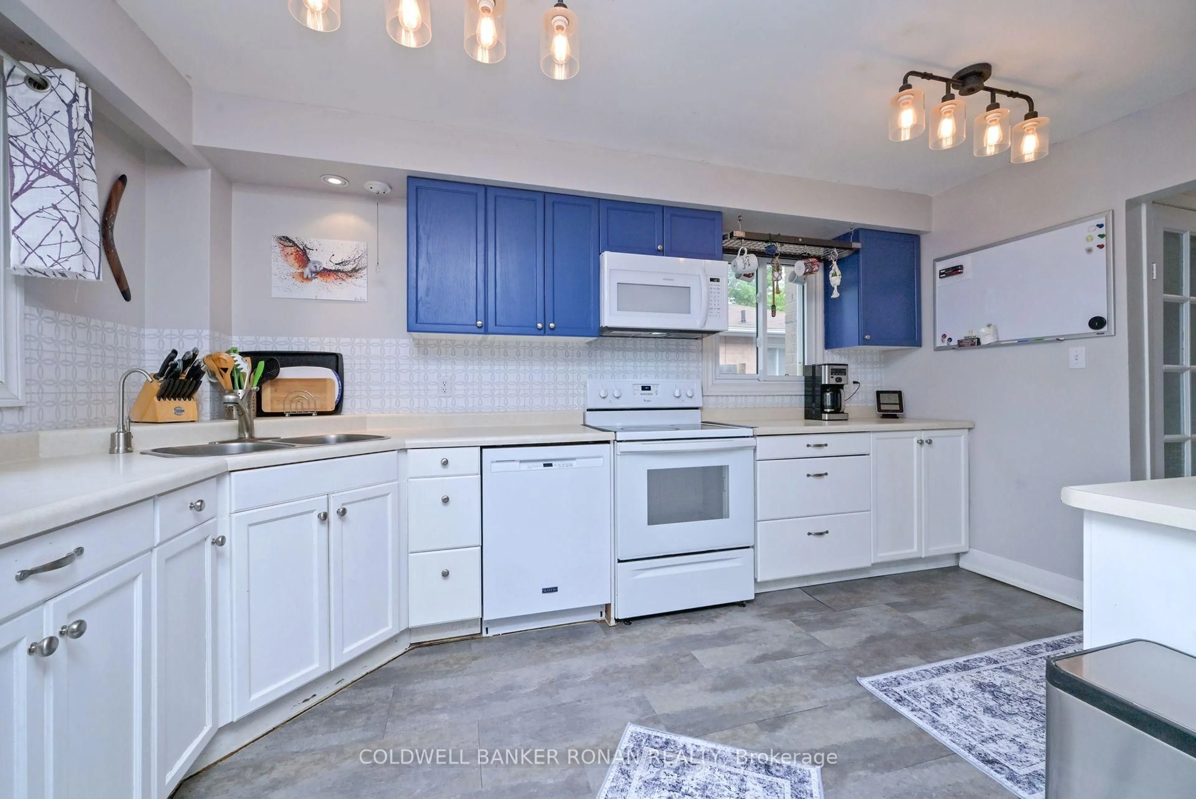 Open concept kitchen, ceramic/tile floor for 58 Stewart Ave, New Tecumseth Ontario L9R 1C2