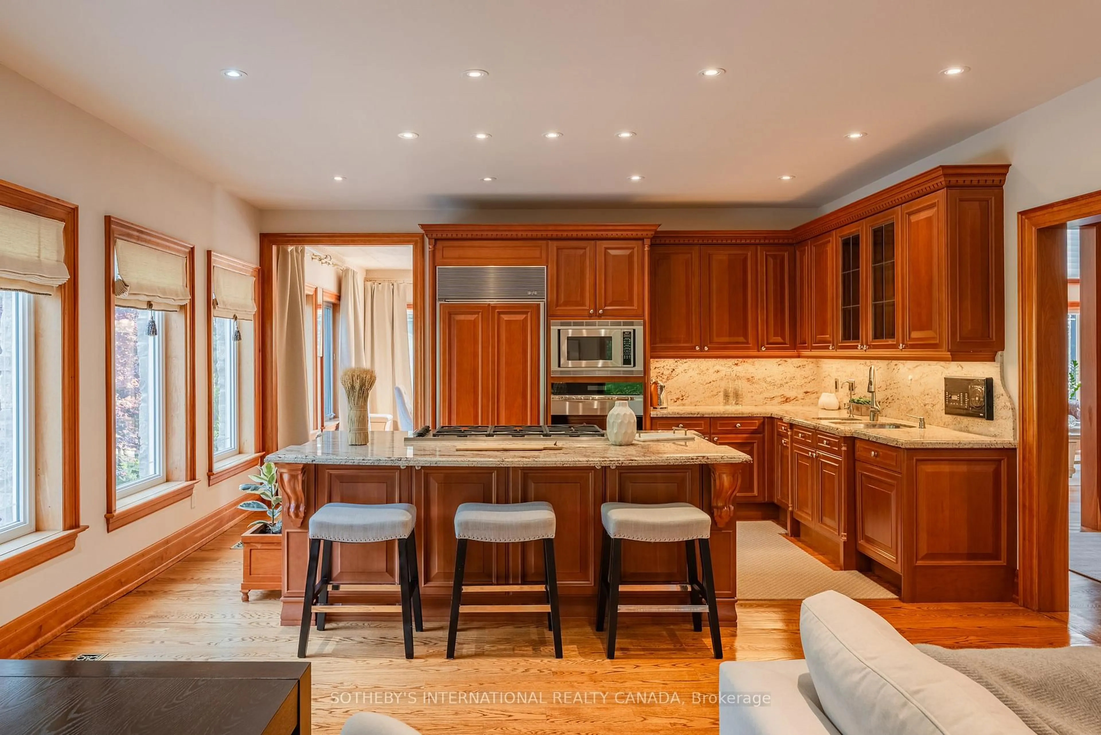 Open concept kitchen, ceramic/tile floor for 101 Paula Crt, Vaughan Ontario L0J 1C0
