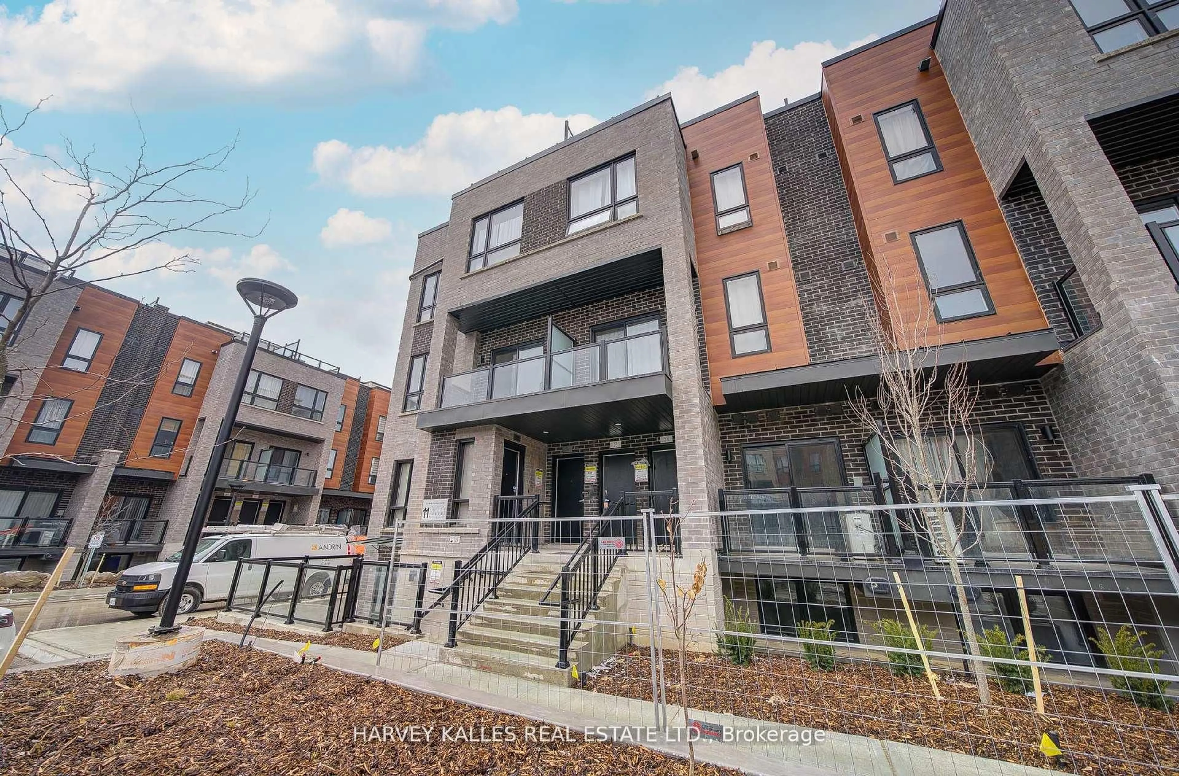 Unknown for 12-24 Lytham Green Circ #257, Newmarket Ontario L3Y 0H4