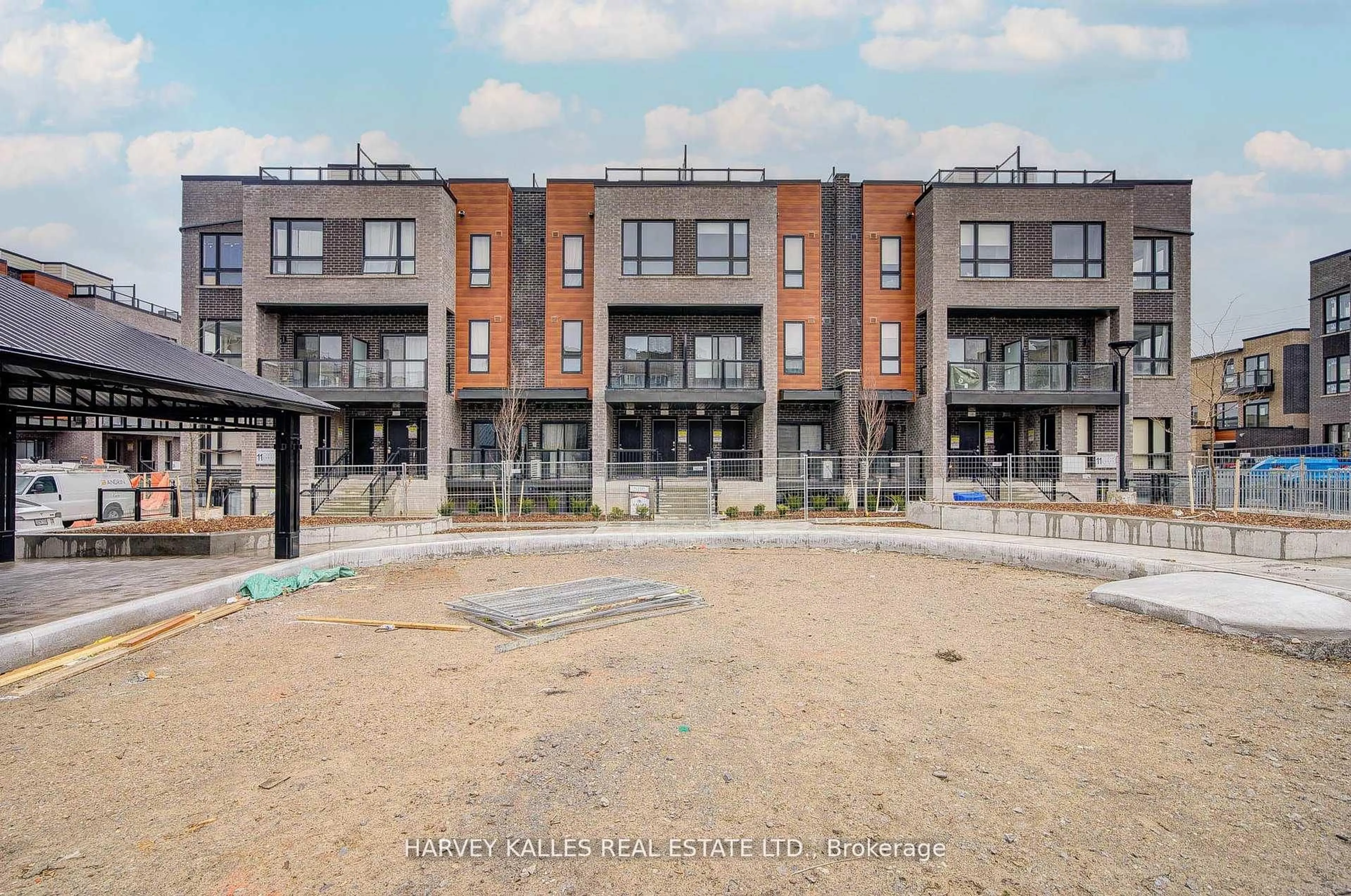 A pic from outside/outdoor area/front of a property/back of a property/a pic from drone, unknown for 12-24 Lytham Green Circ #257, Newmarket Ontario L3Y 0H4