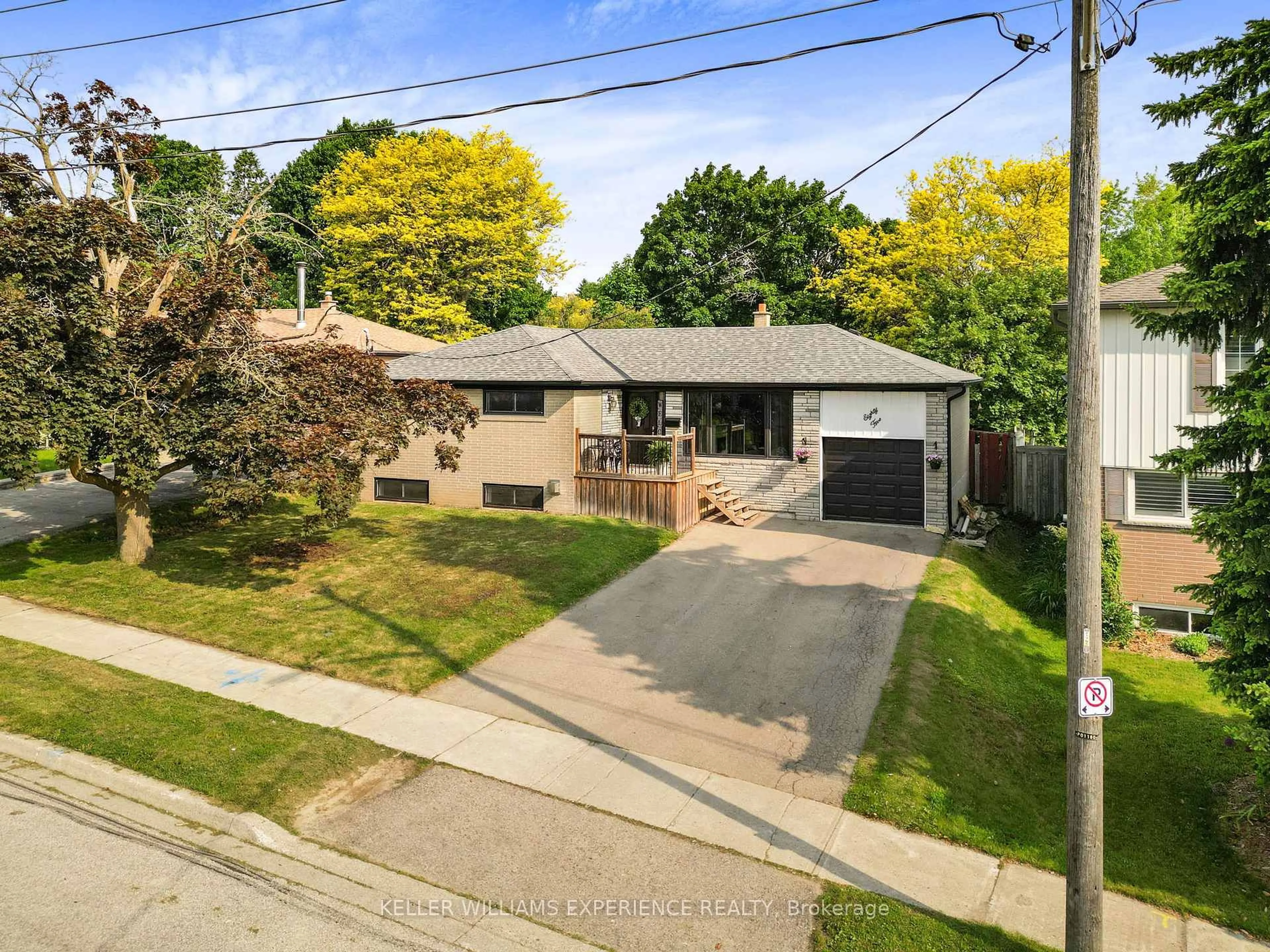 A pic from outside/outdoor area/front of a property/back of a property/a pic from drone, street for 85 Gladman Ave, Newmarket Ontario L3Y 1W4