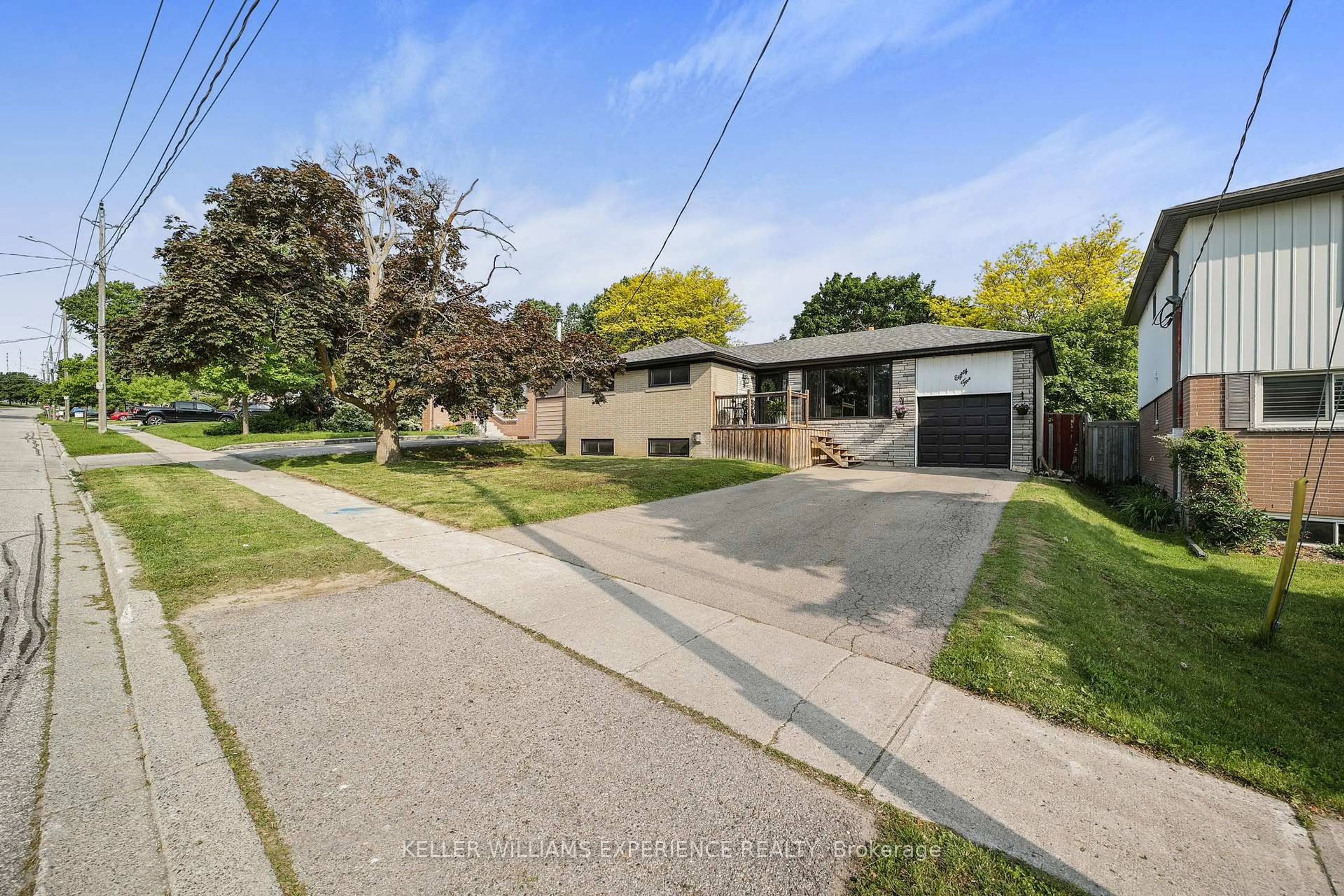 A pic from outside/outdoor area/front of a property/back of a property/a pic from drone, street for 85 Gladman Ave, Newmarket Ontario L3Y 1W4