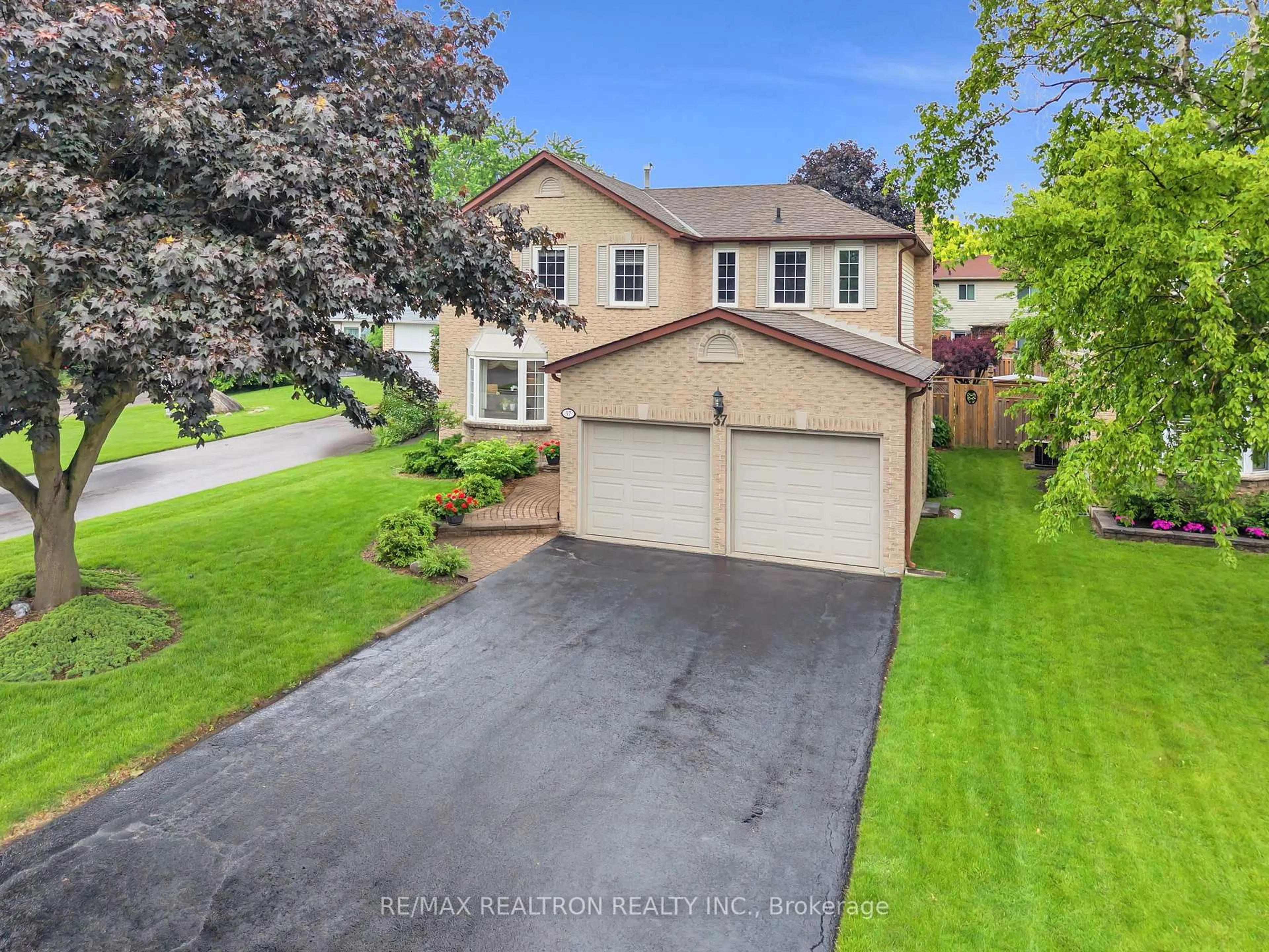 A pic from outside/outdoor area/front of a property/back of a property/a pic from drone, street for 37 Stiver Dr, Newmarket Ontario L3Y 7V8