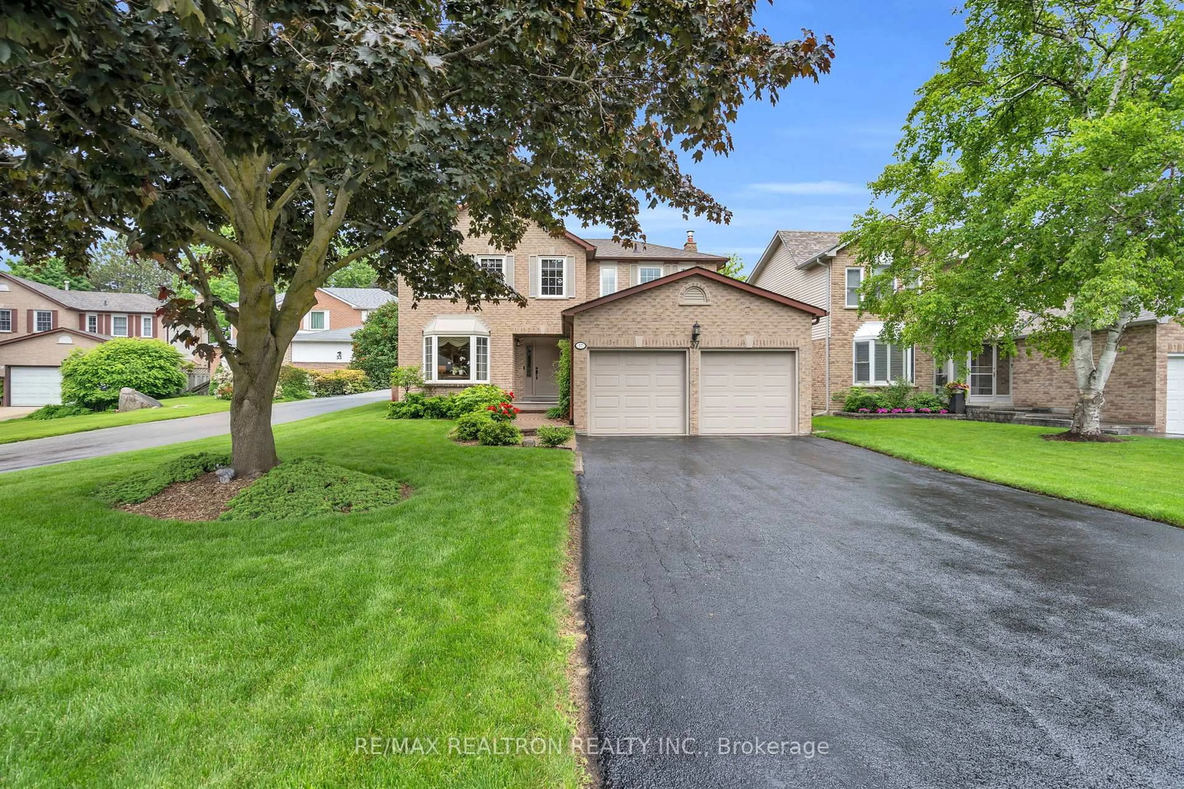 A pic from outside/outdoor area/front of a property/back of a property/a pic from drone, street for 37 Stiver Dr, Newmarket Ontario L3Y 7V8