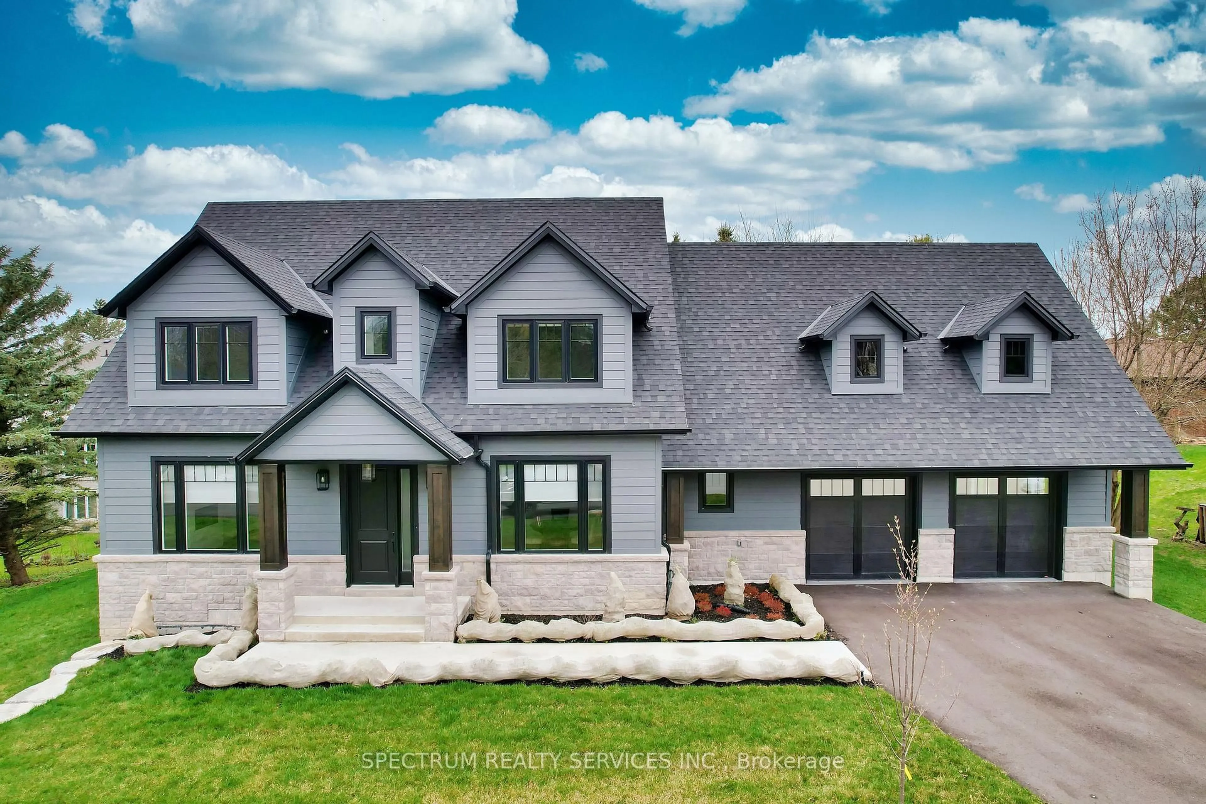 Home with vinyl exterior material, unknown for 16 McGuire Crt, King Ontario L0G 1T0