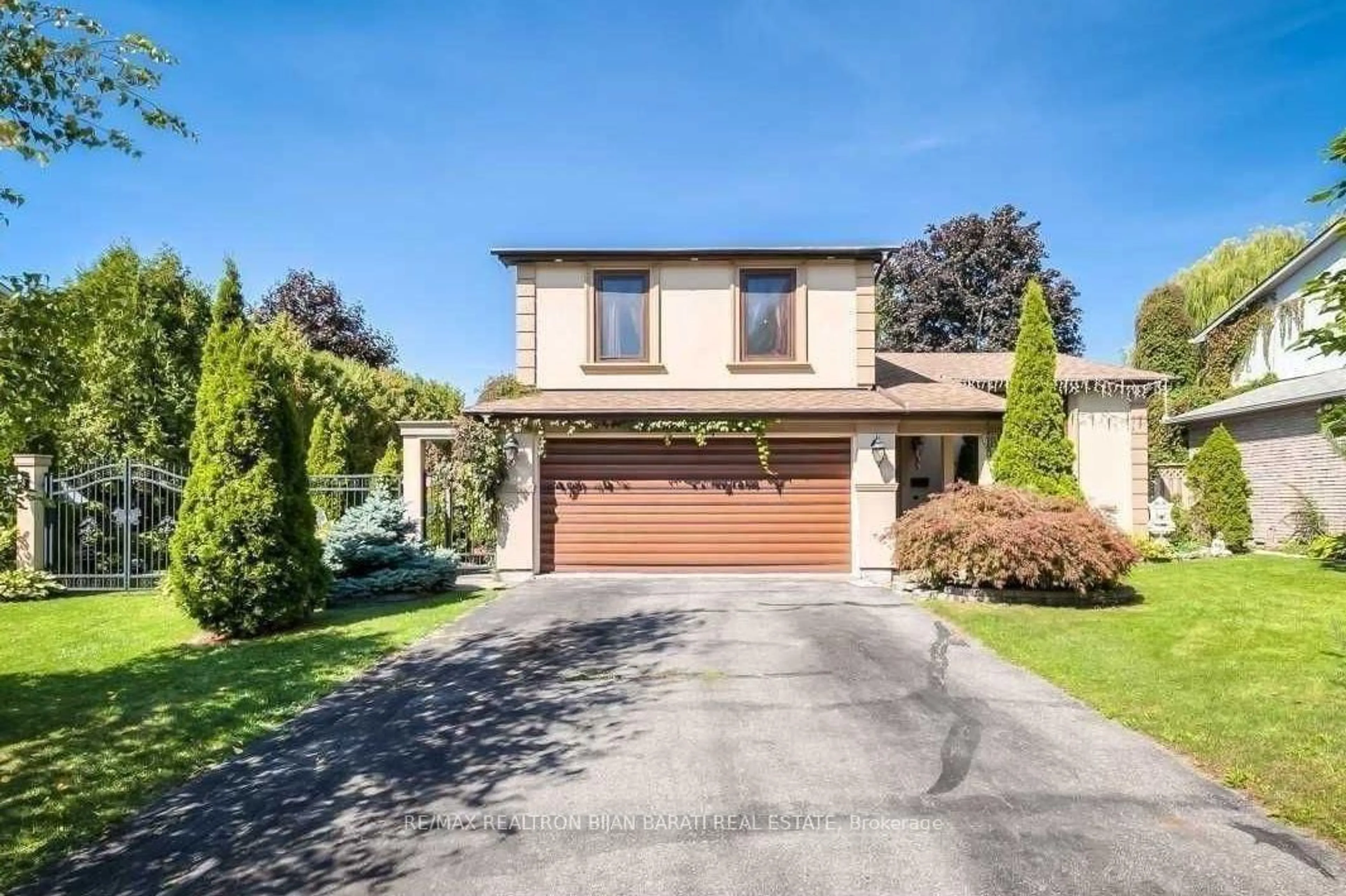 A pic from outside/outdoor area/front of a property/back of a property/a pic from drone, street for 18 Mayvern Cres, Richmond Hill Ontario L4C 5J4