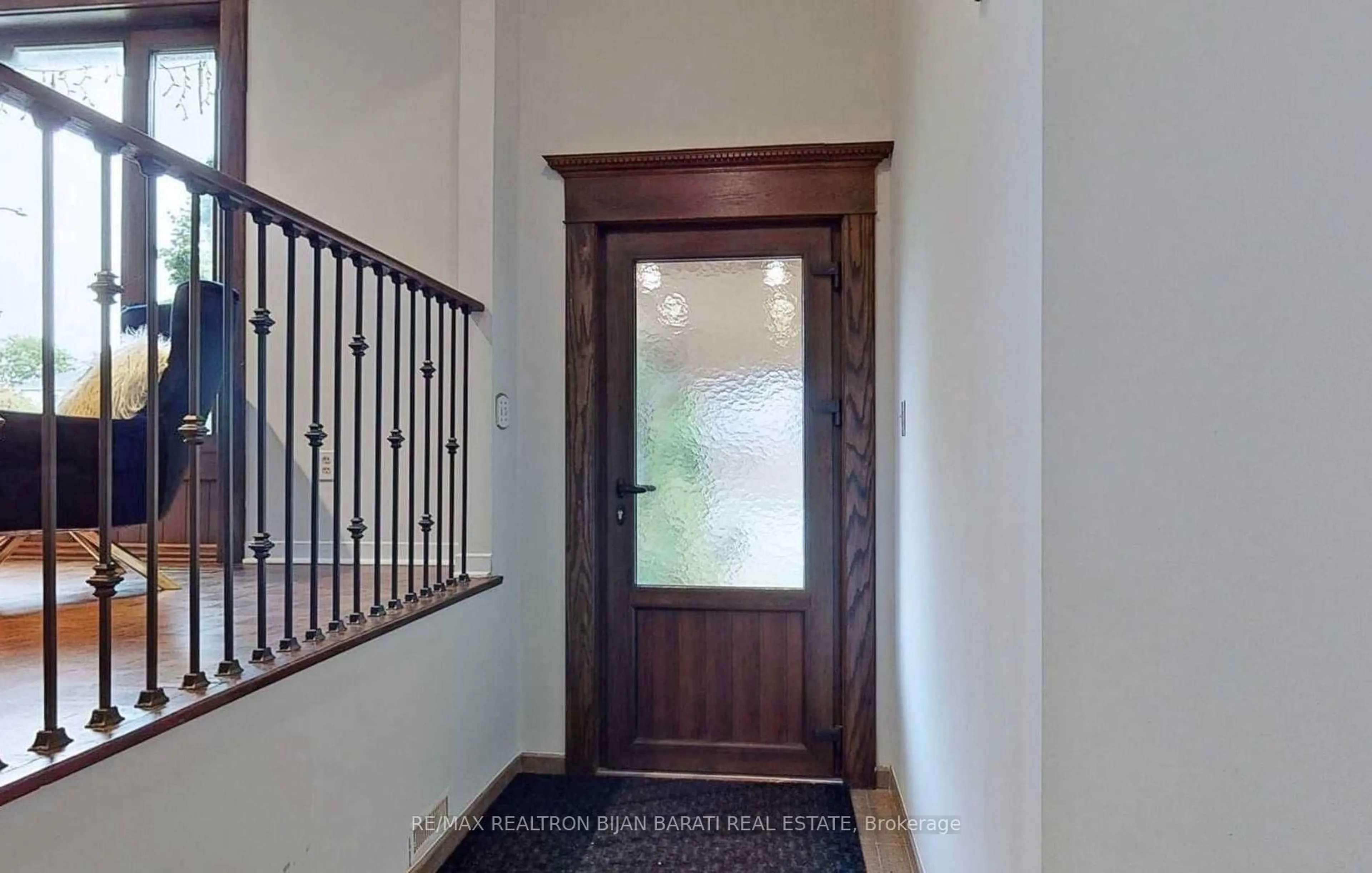 Indoor entryway for 18 Mayvern Cres, Richmond Hill Ontario L4C 5J4