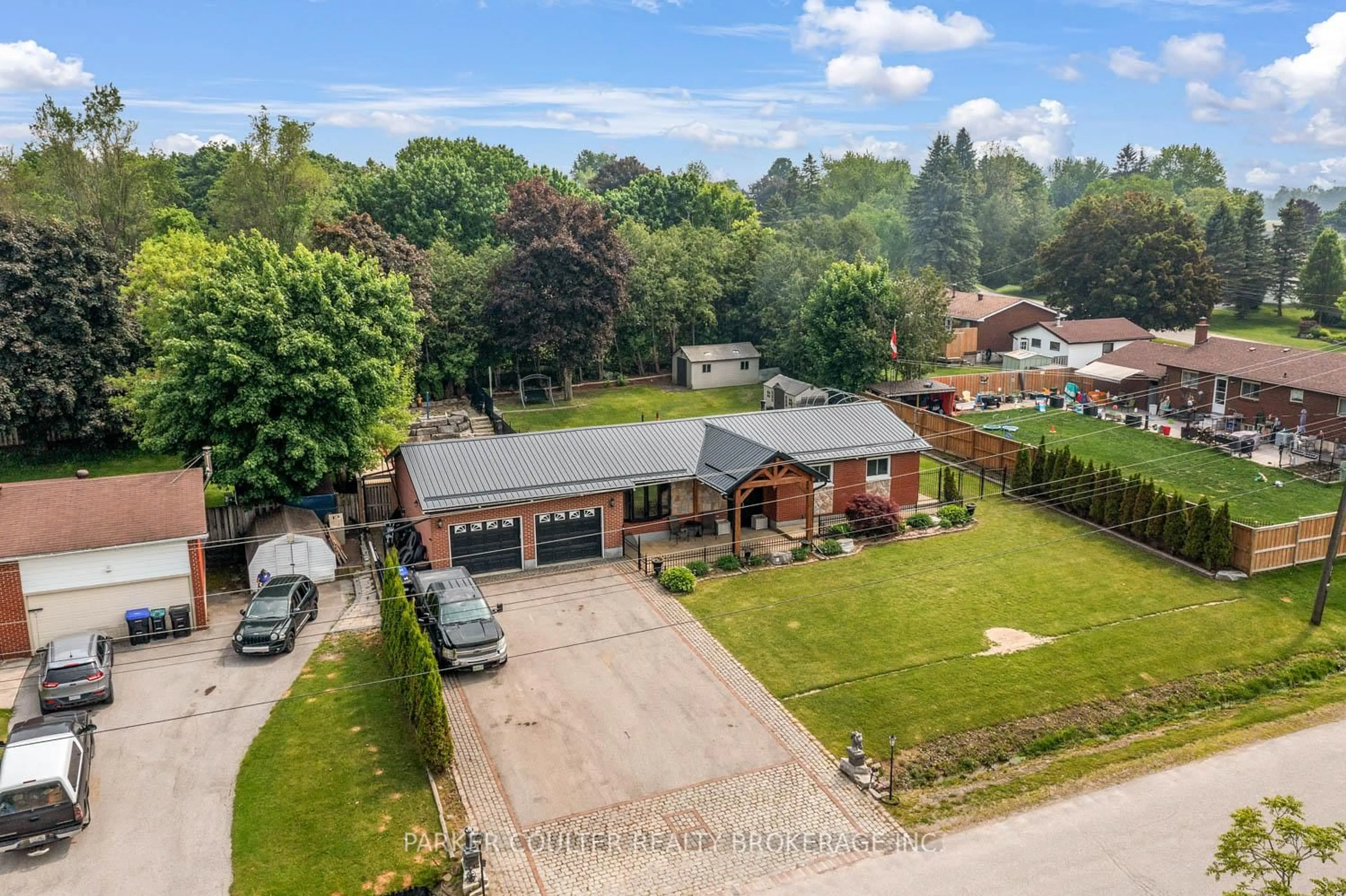 A pic from outside/outdoor area/front of a property/back of a property/a pic from drone, unknown for 8 Park Rd, Bradford West Gwillimbury Ontario L0G 1B0