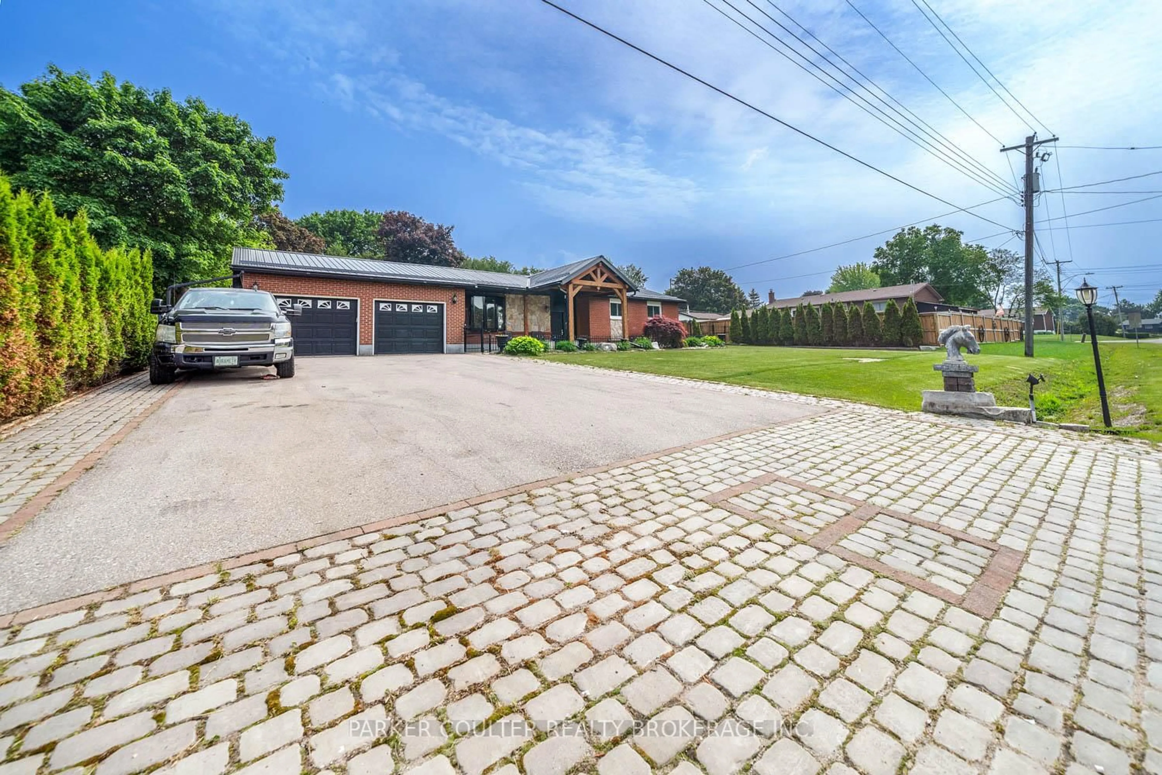 A pic from outside/outdoor area/front of a property/back of a property/a pic from drone, street for 8 Park Rd, Bradford West Gwillimbury Ontario L0G 1B0