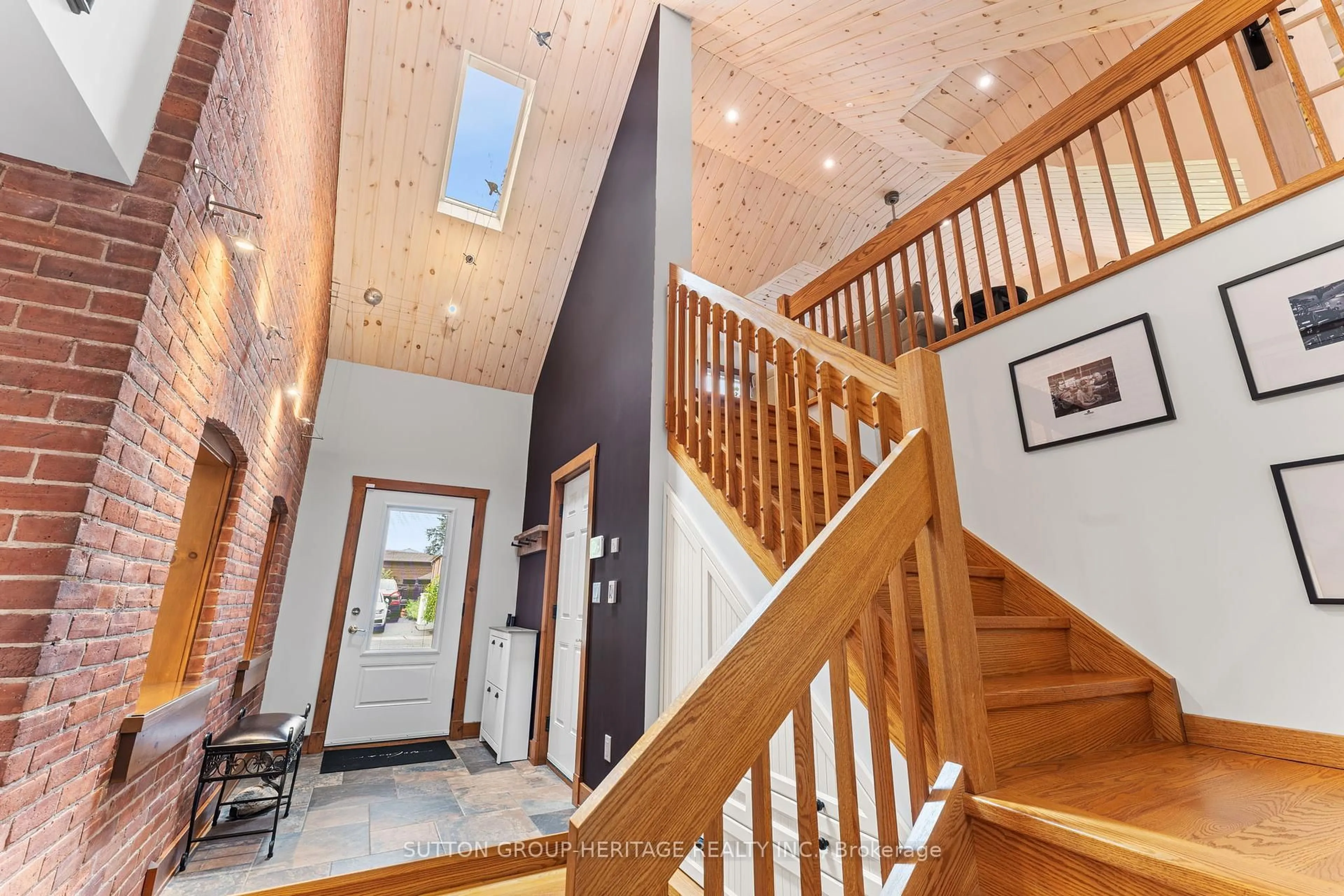 Indoor foyer for 16 William St, Whitchurch-Stouffville Ontario L4A 1B9