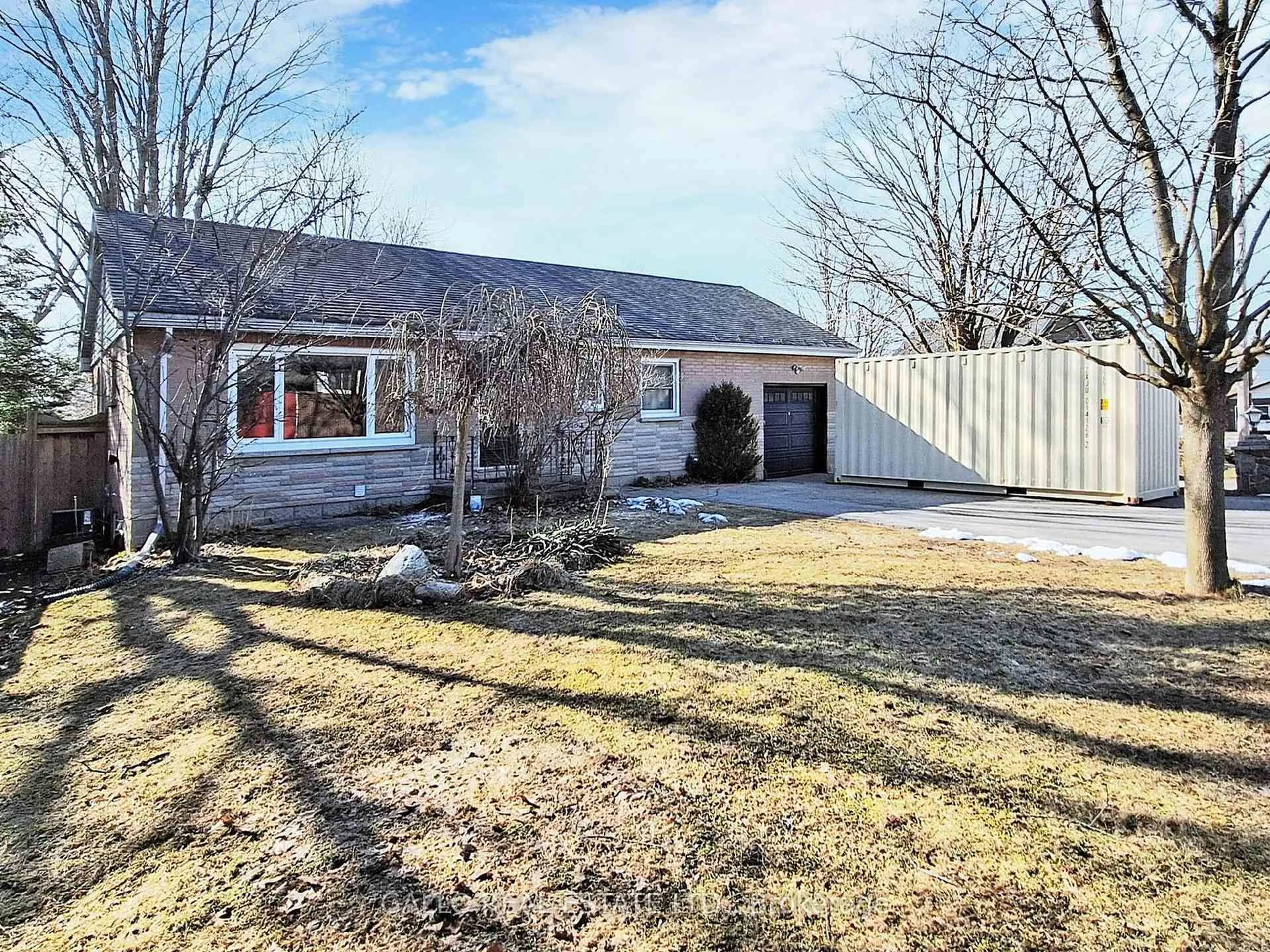 A pic from outside/outdoor area/front of a property/back of a property/a pic from drone, street for 170 East St, Uxbridge Ontario L9P 1L2