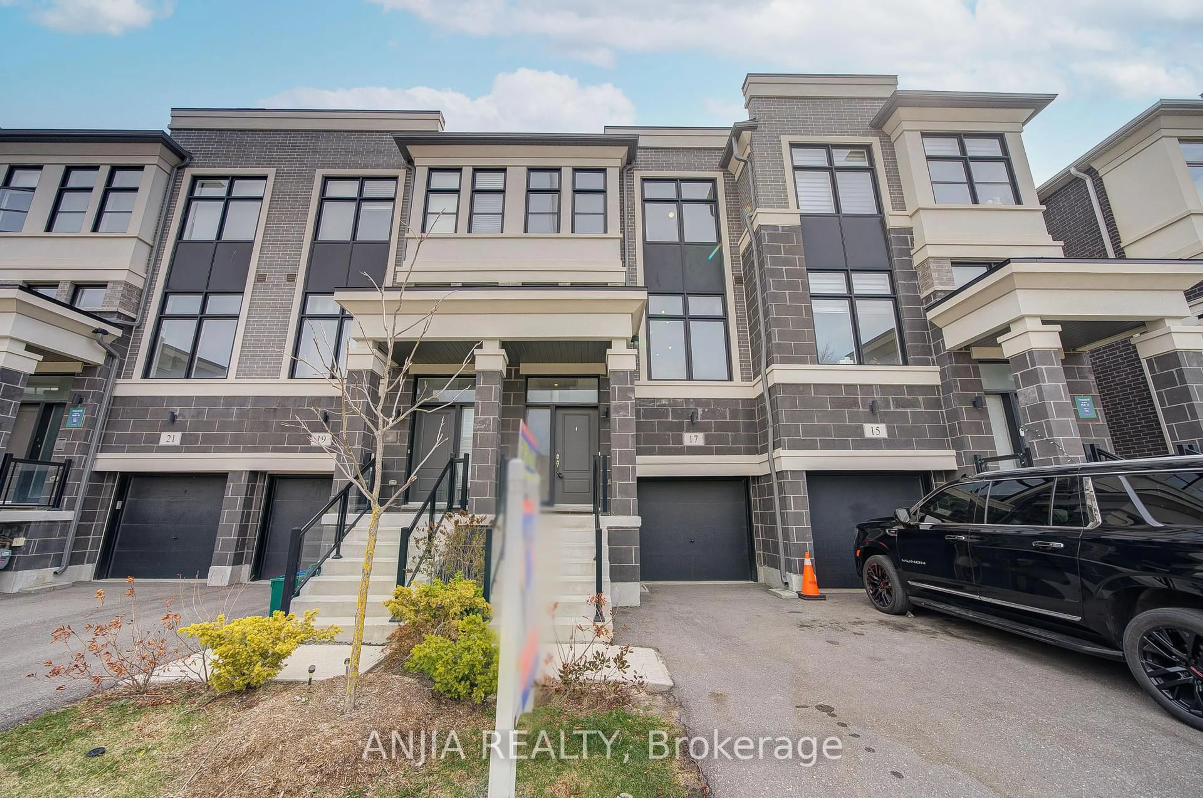 A pic from outside/outdoor area/front of a property/back of a property/a pic from drone, street for 17 Armillo Pl, Markham Ontario L6E 0V4
