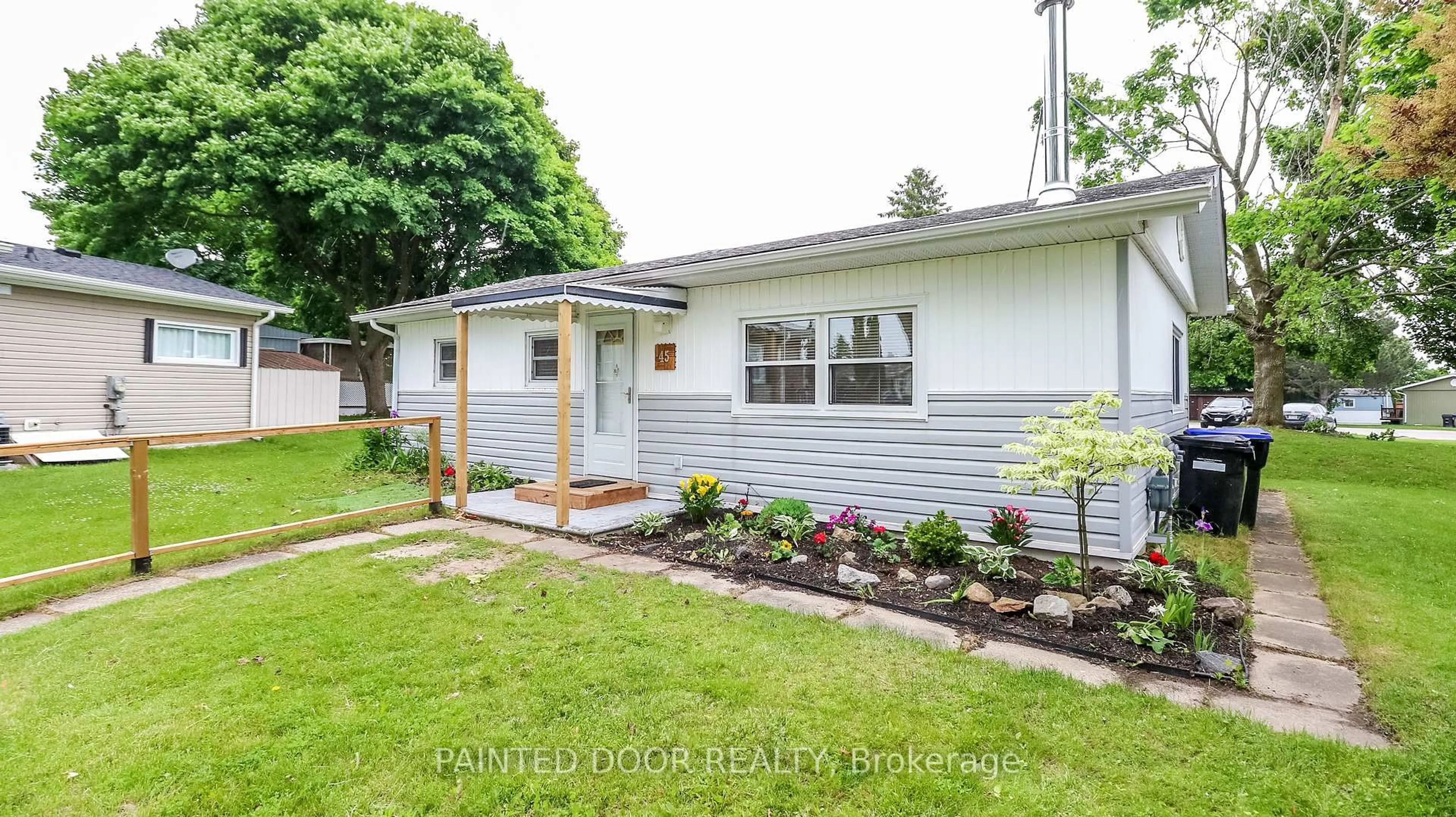 Home with vinyl exterior material, street for 45 Hawthorne Dr, Innisfil Ontario L9S 1P1