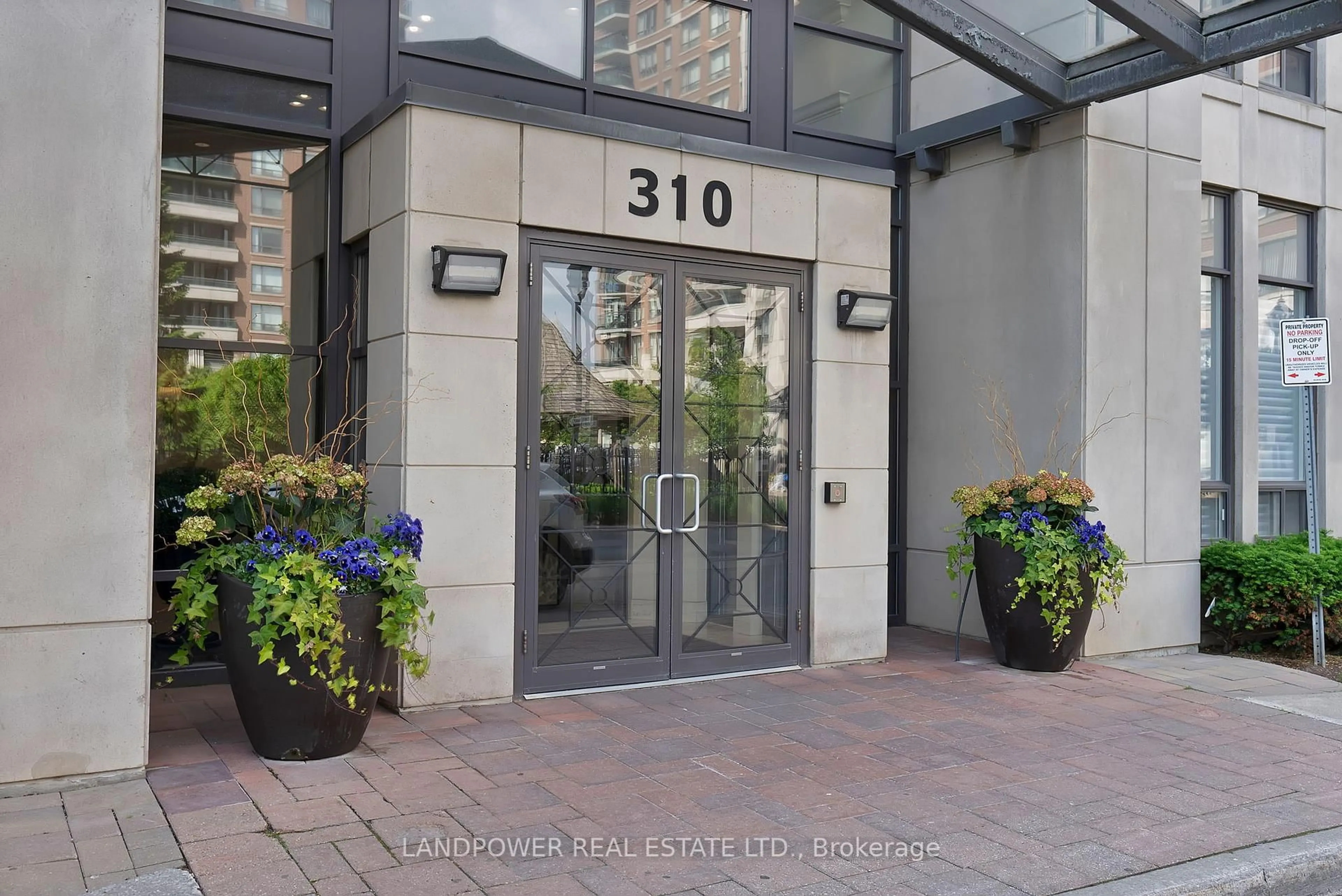 Indoor foyer for 310 Red Maple Rd #701, Richmond Hill Ontario L4C 0T7