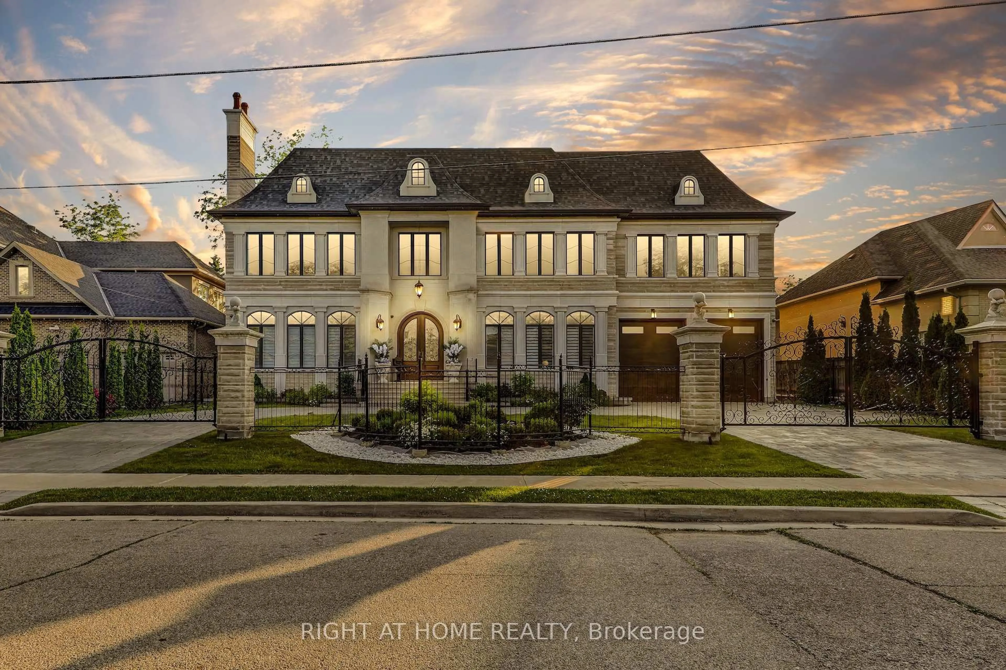 A pic from outside/outdoor area/front of a property/back of a property/a pic from drone, street for 10 Yongeview Ave, Richmond Hill Ontario L4C 7A4