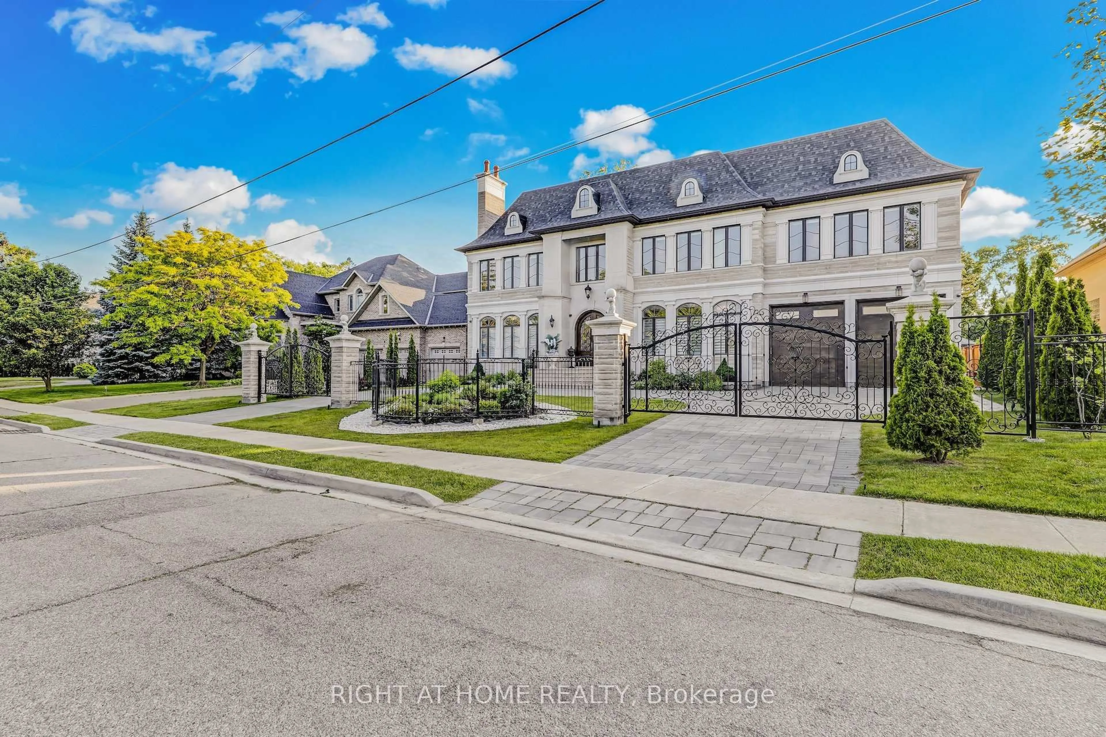 A pic from outside/outdoor area/front of a property/back of a property/a pic from drone, street for 10 Yongeview Ave, Richmond Hill Ontario L4C 7A4