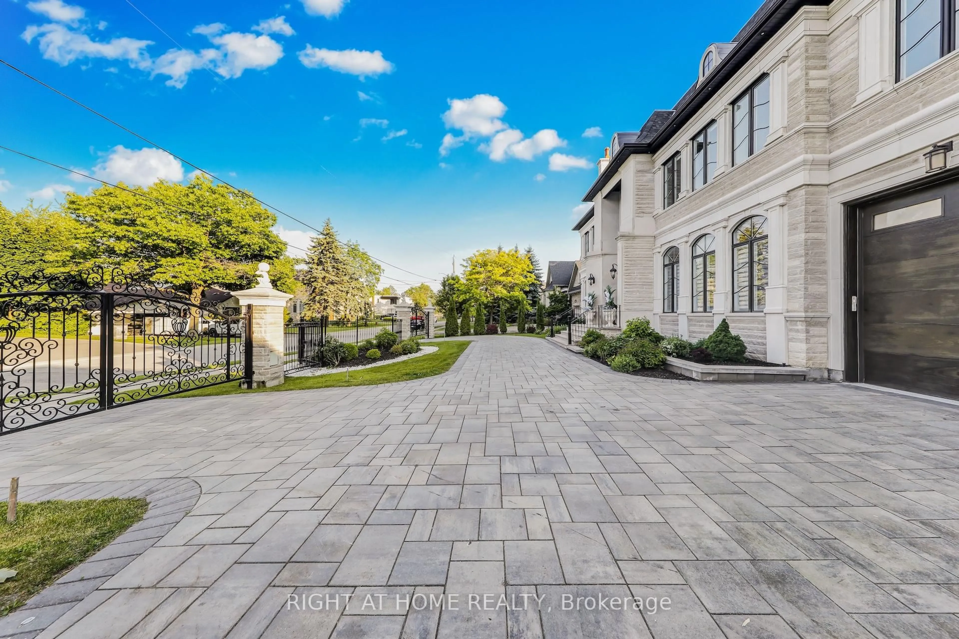 Patio, street for 10 Yongeview Ave, Richmond Hill Ontario L4C 7A4