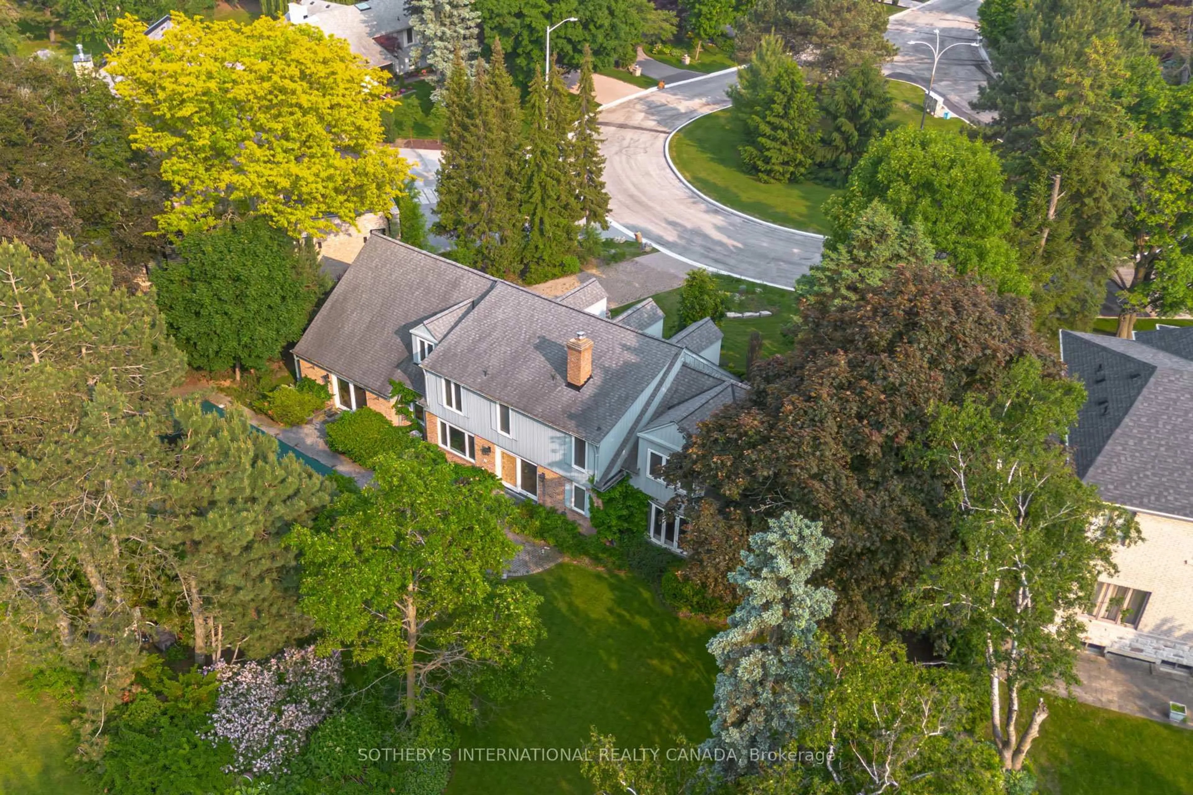A pic from outside/outdoor area/front of a property/back of a property/a pic from drone, street for 69 Fairway Heights Dr, Markham Ontario L3T 3A7