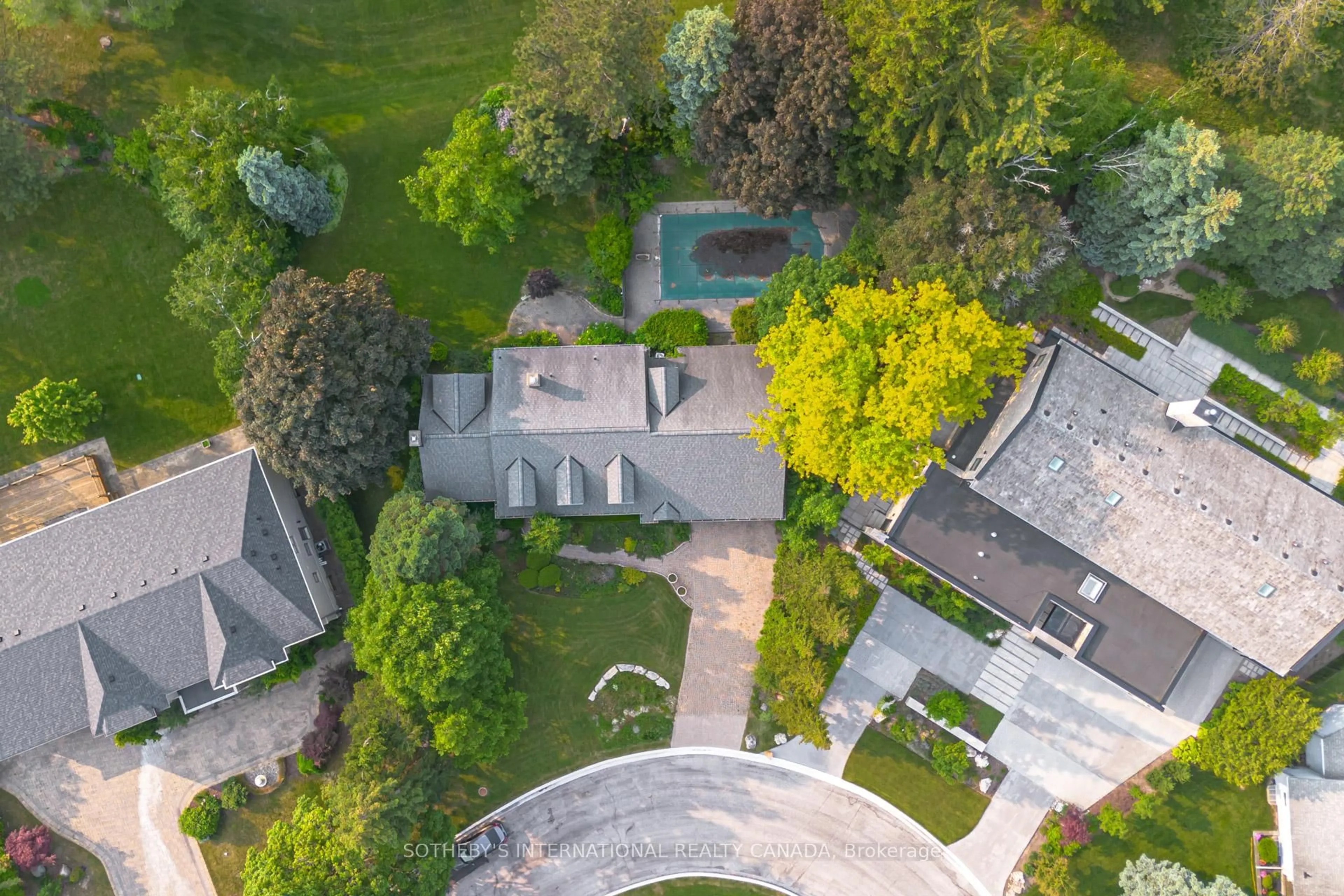 A pic from outside/outdoor area/front of a property/back of a property/a pic from drone, street for 69 Fairway Heights Dr, Markham Ontario L3T 3A7