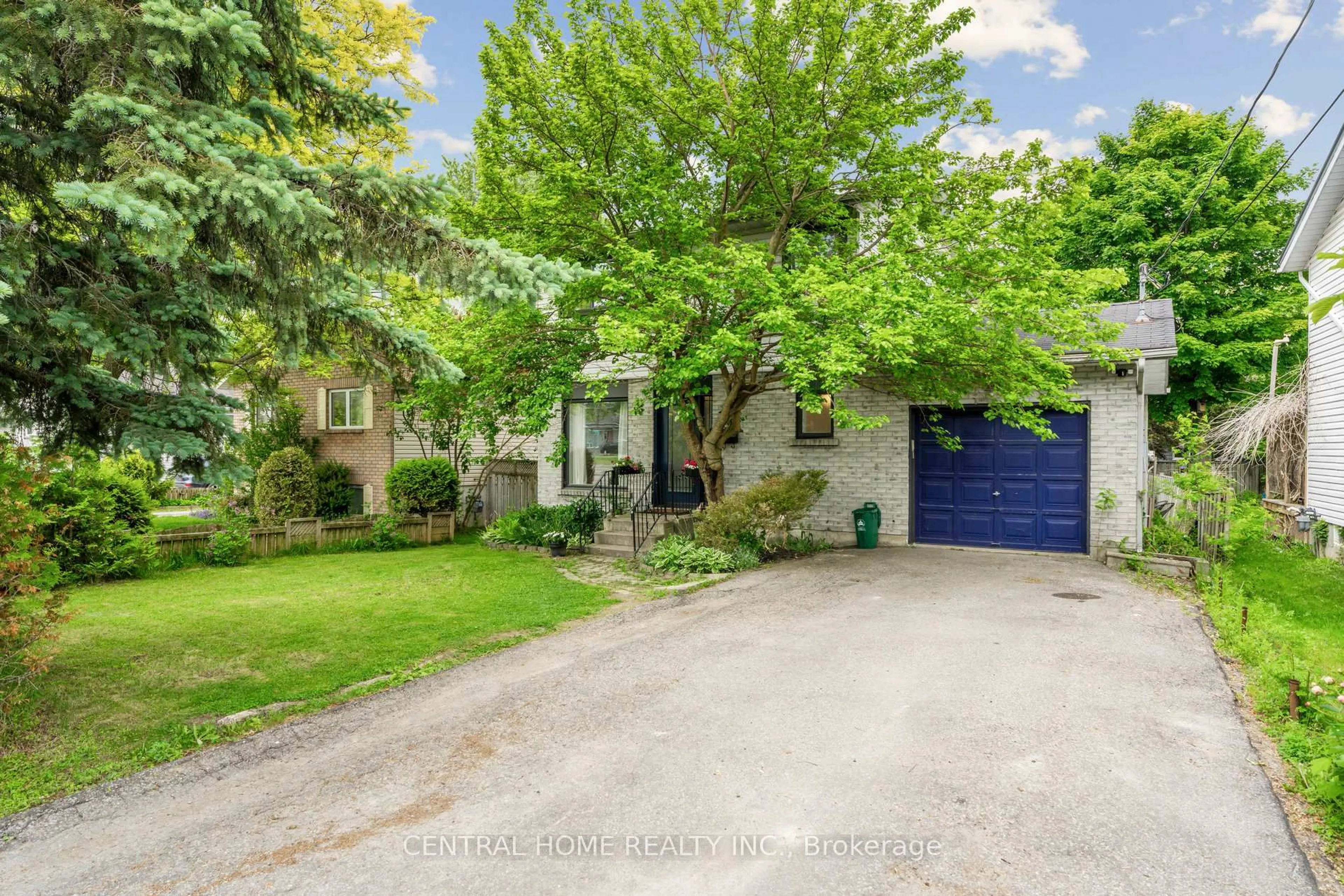 A pic from outside/outdoor area/front of a property/back of a property/a pic from drone, street for 50 Metro Rd, Georgina Ontario L4P 3K8