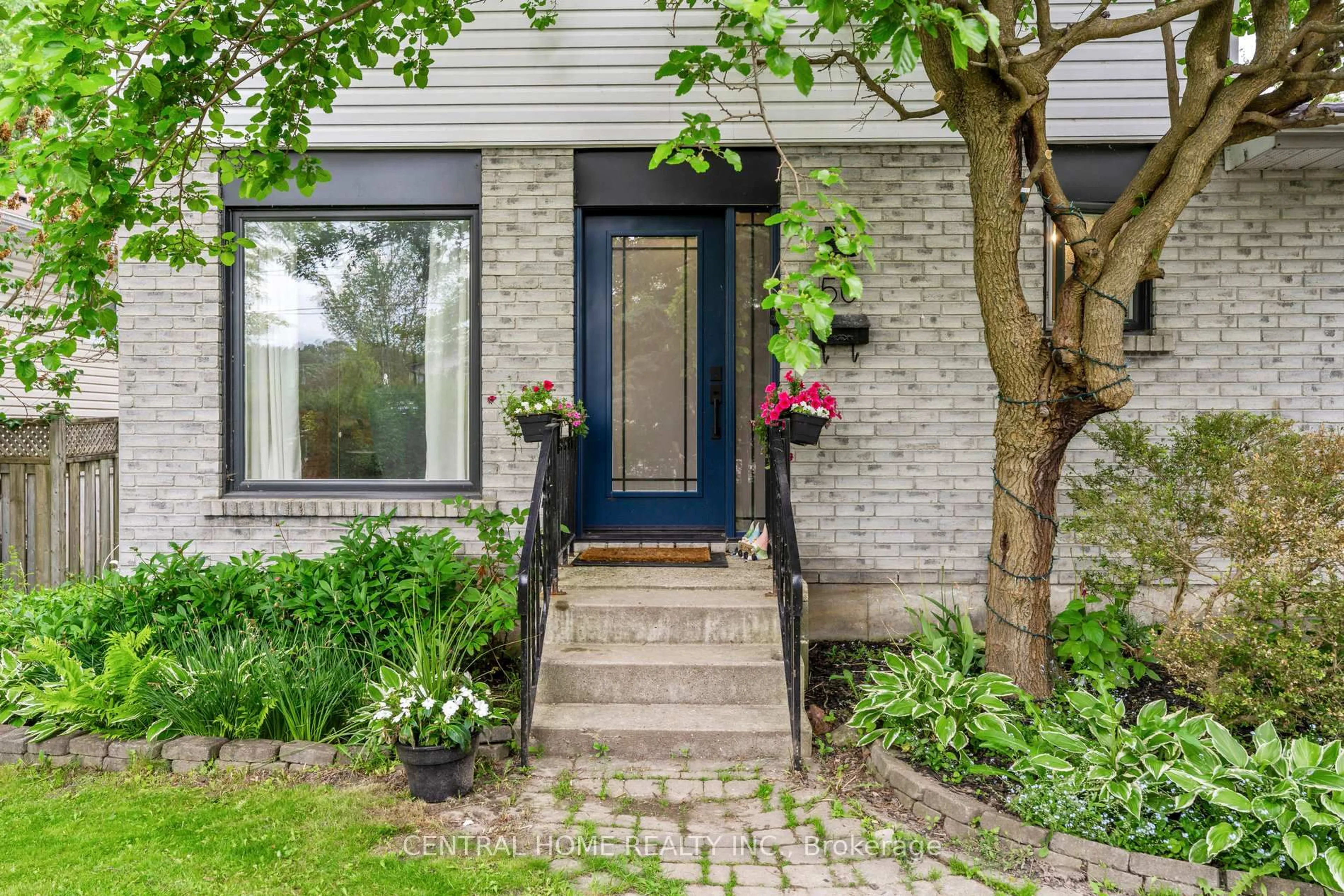 Indoor entryway for 50 Metro Rd, Georgina Ontario L4P 3K8