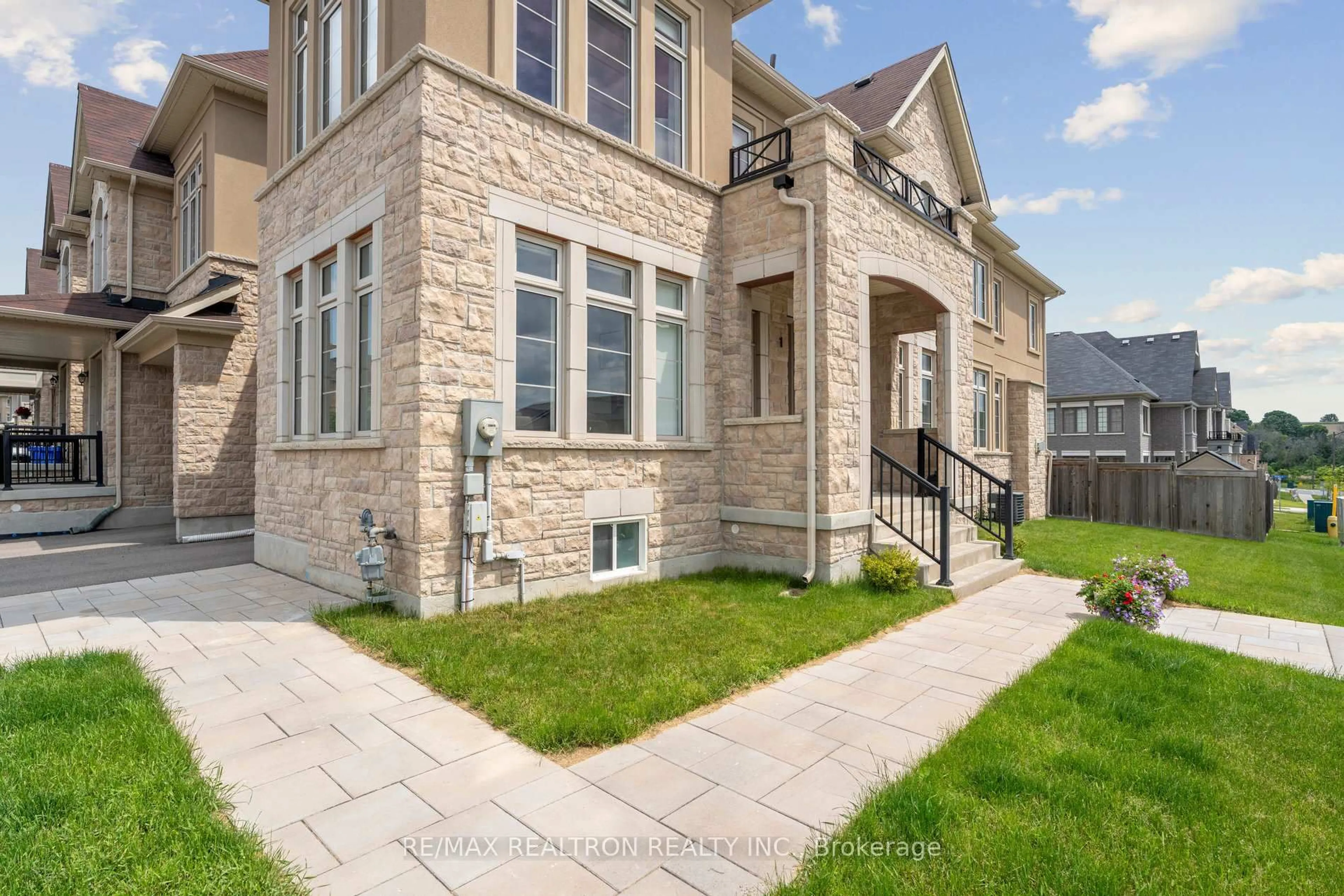 Home with brick exterior material, street for 1 John Smith St, East Gwillimbury Ontario L9N 0S7