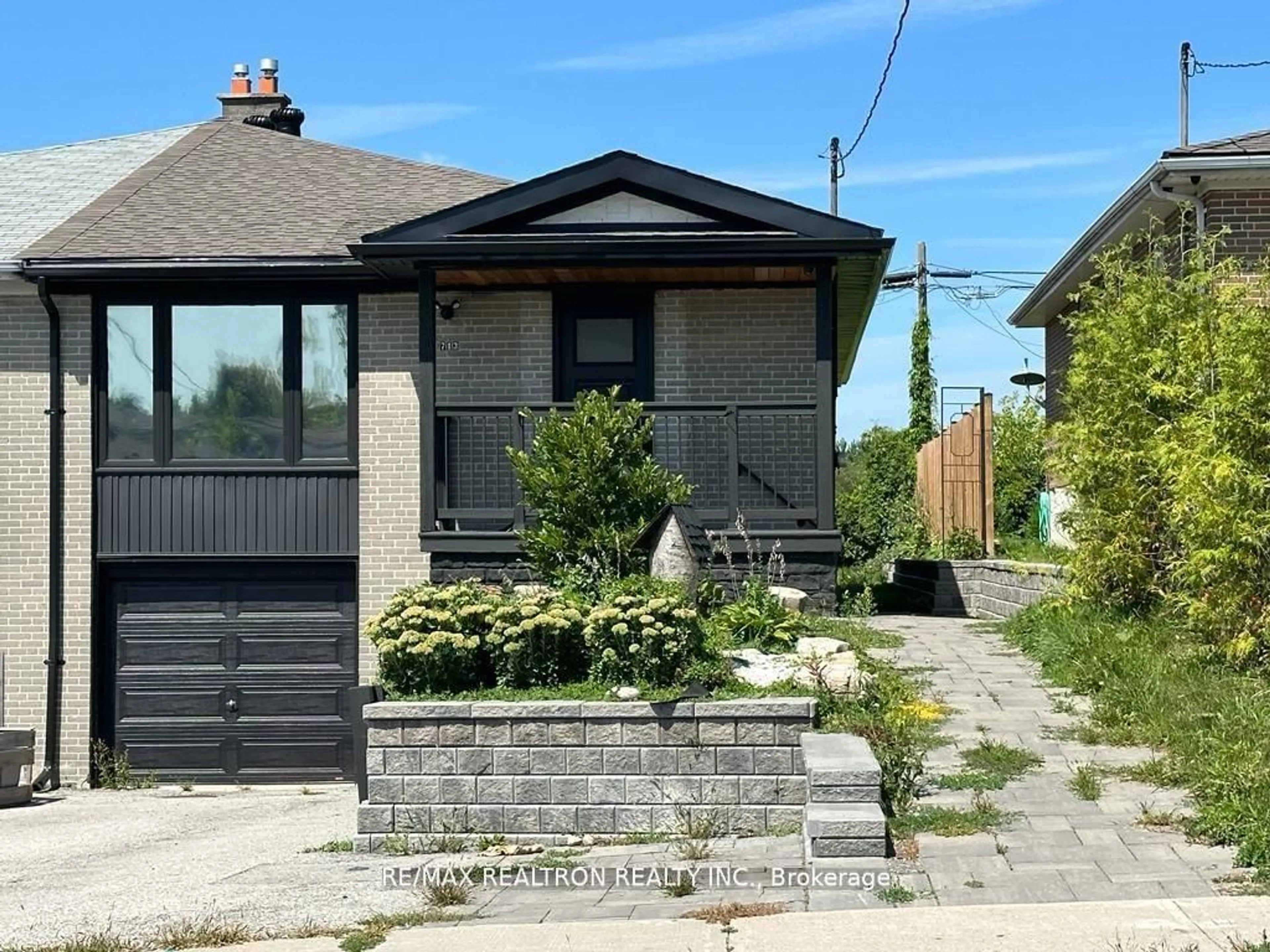Home with brick exterior material, street for 713 Sunnypoint Dr, Newmarket Ontario L3Y 2Z7