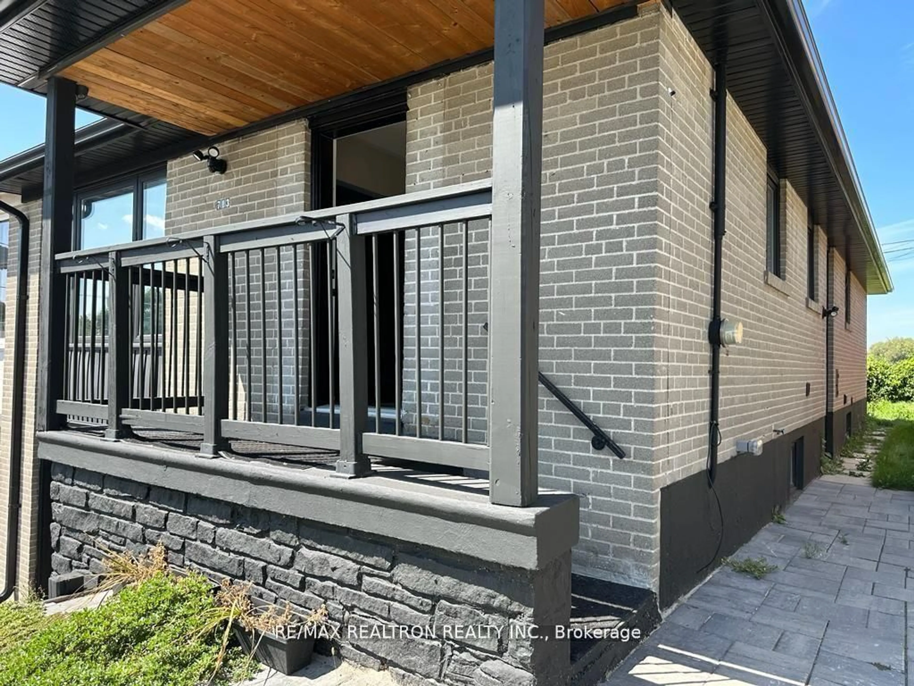 Home with brick exterior material, street for 713 Sunnypoint Dr, Newmarket Ontario L3Y 2Z7