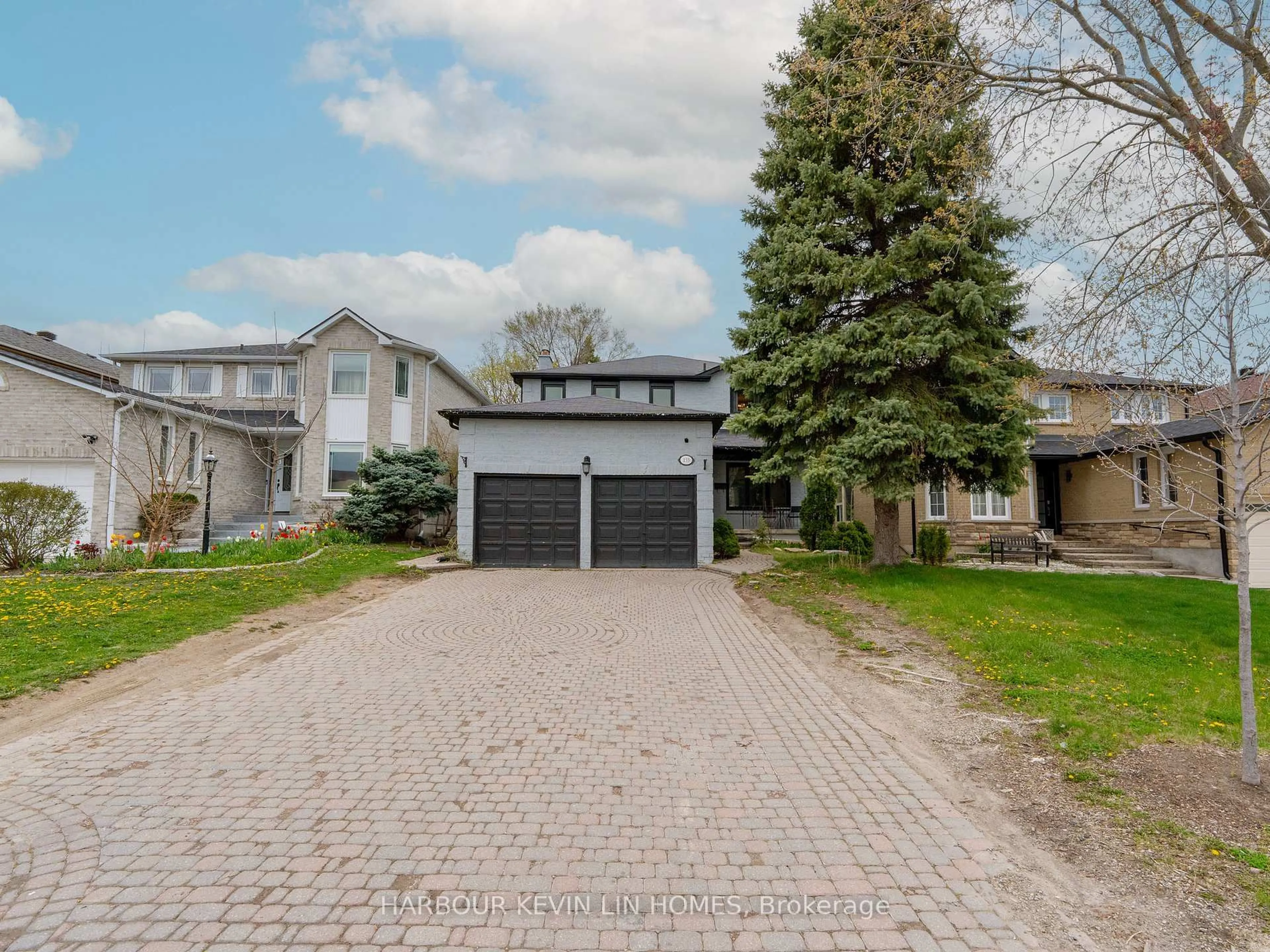 A pic from outside/outdoor area/front of a property/back of a property/a pic from drone, street for 133 O'connor Cres, Richmond Hill Ontario L4C 7R7