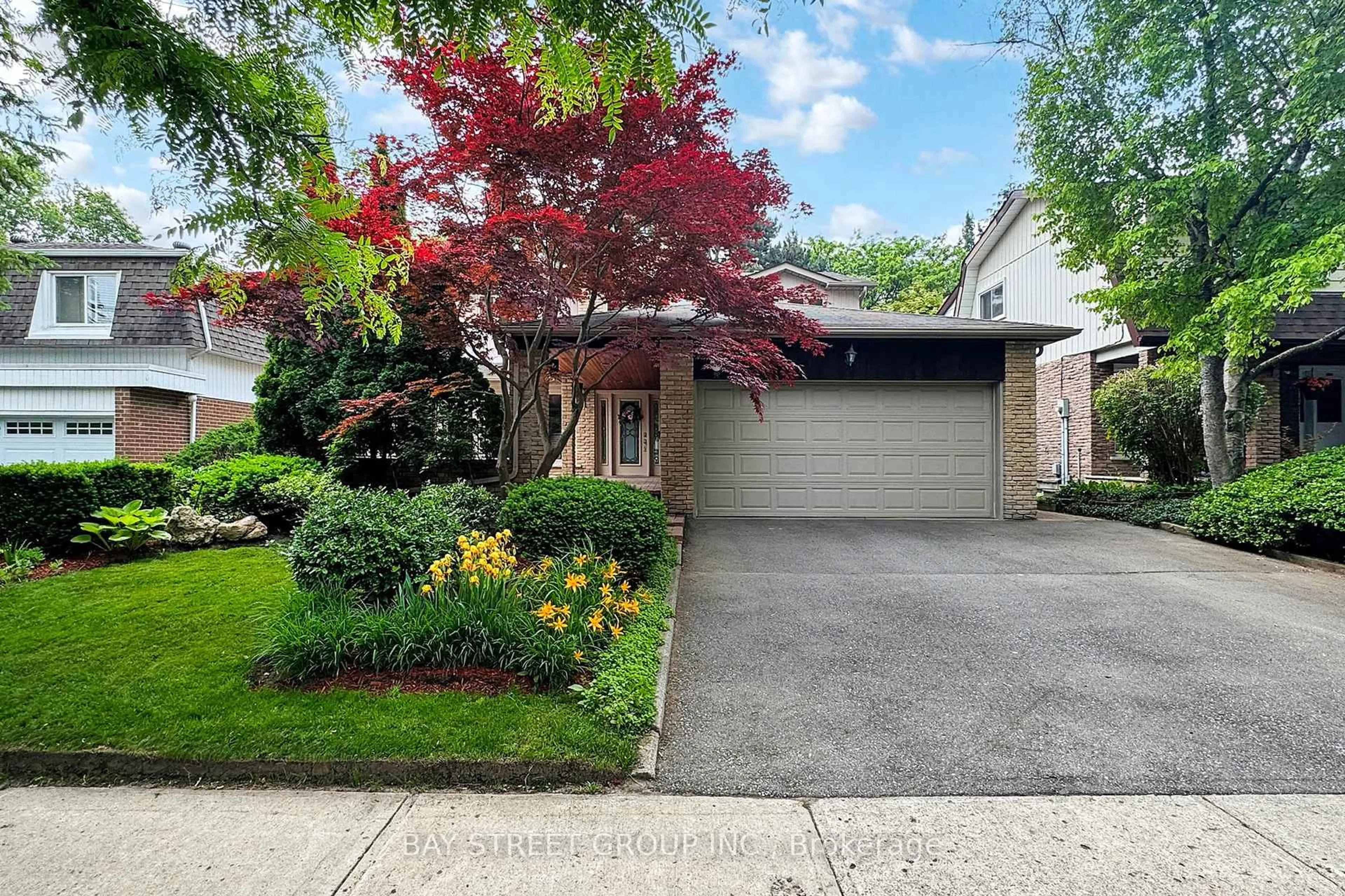 A pic from outside/outdoor area/front of a property/back of a property/a pic from drone, street for 33 Roman Rd, Markham Ontario L3T 4J8