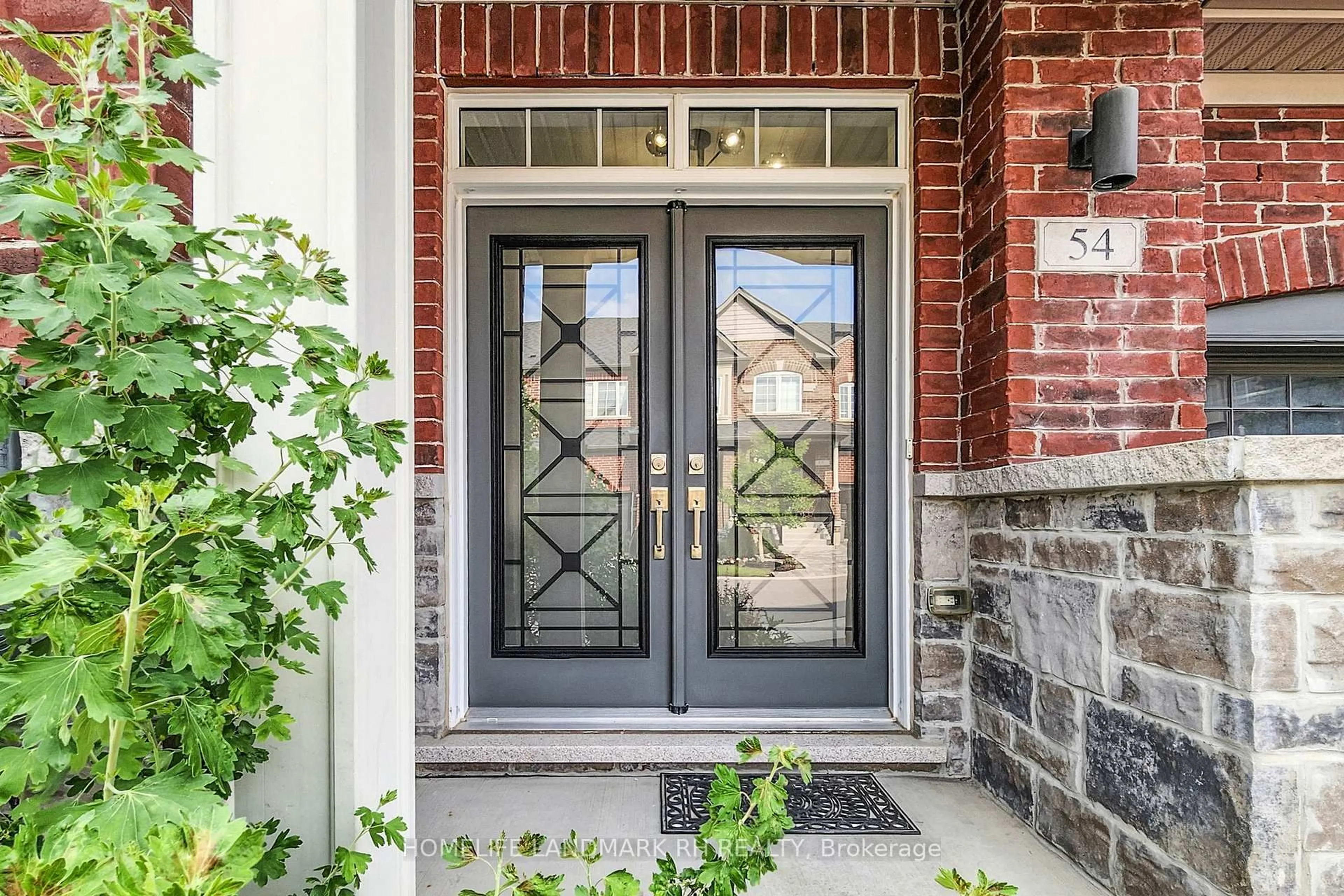 Indoor entryway for 54 Dundonald Tr, Newmarket Ontario L3Y 0E1