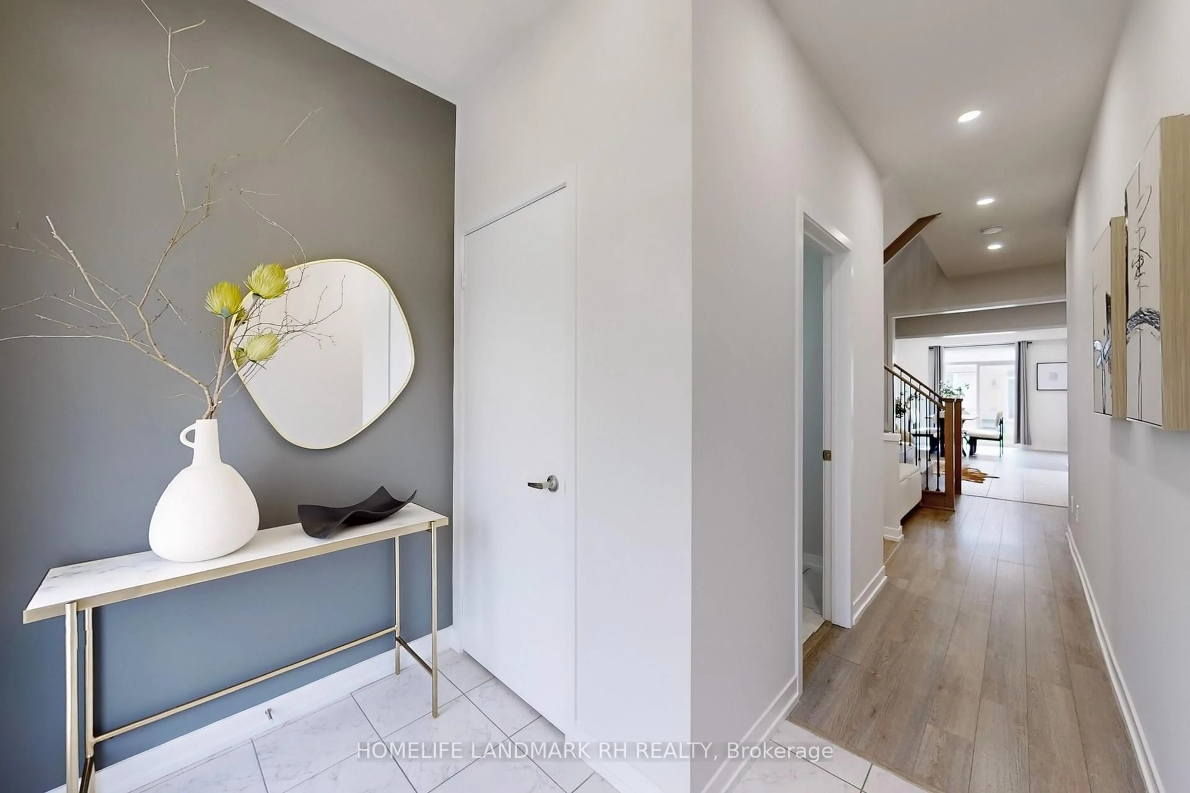 Indoor entryway for 54 Dundonald Tr, Newmarket Ontario L3Y 0E1