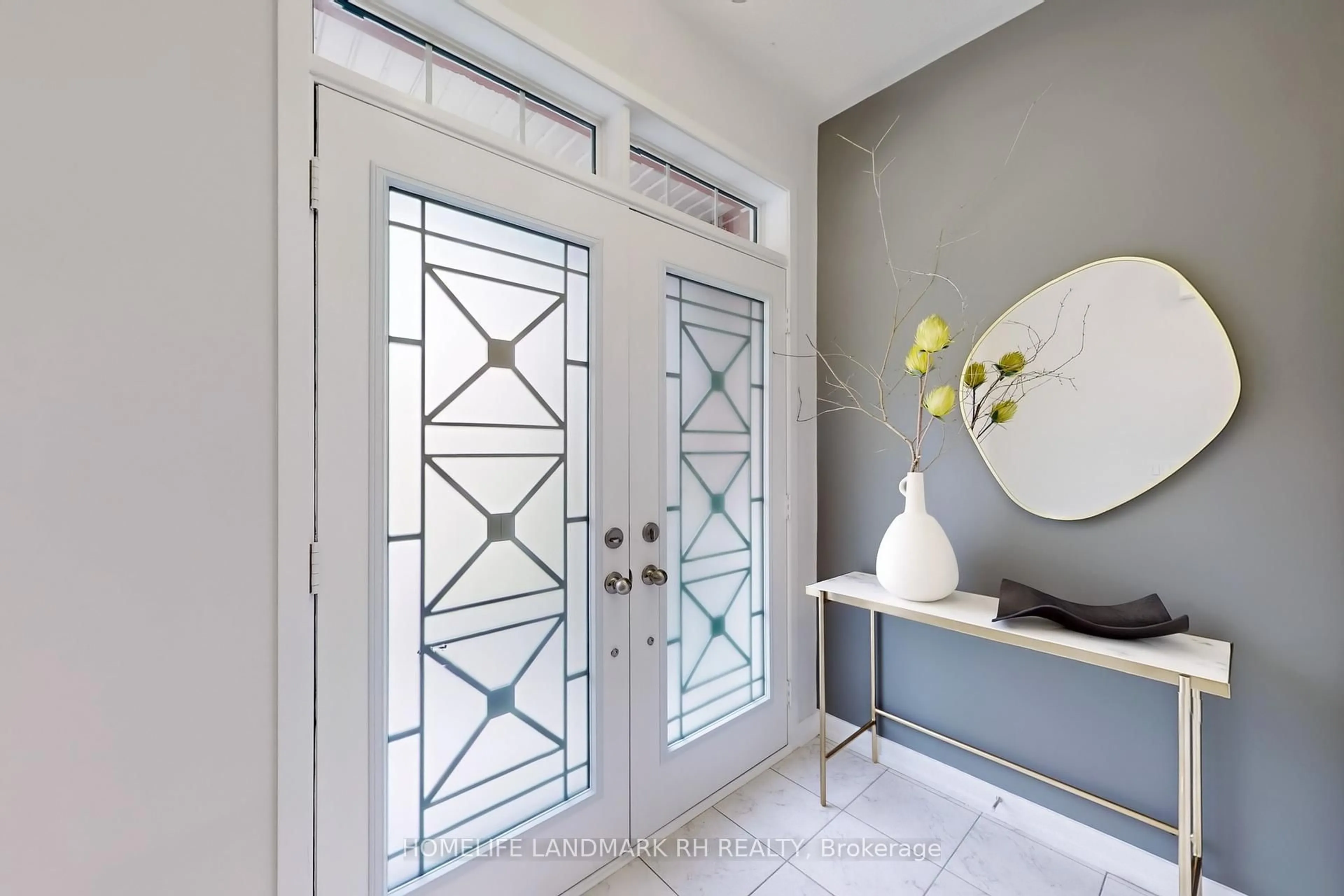 Indoor entryway for 54 Dundonald Tr, Newmarket Ontario L3Y 0E1