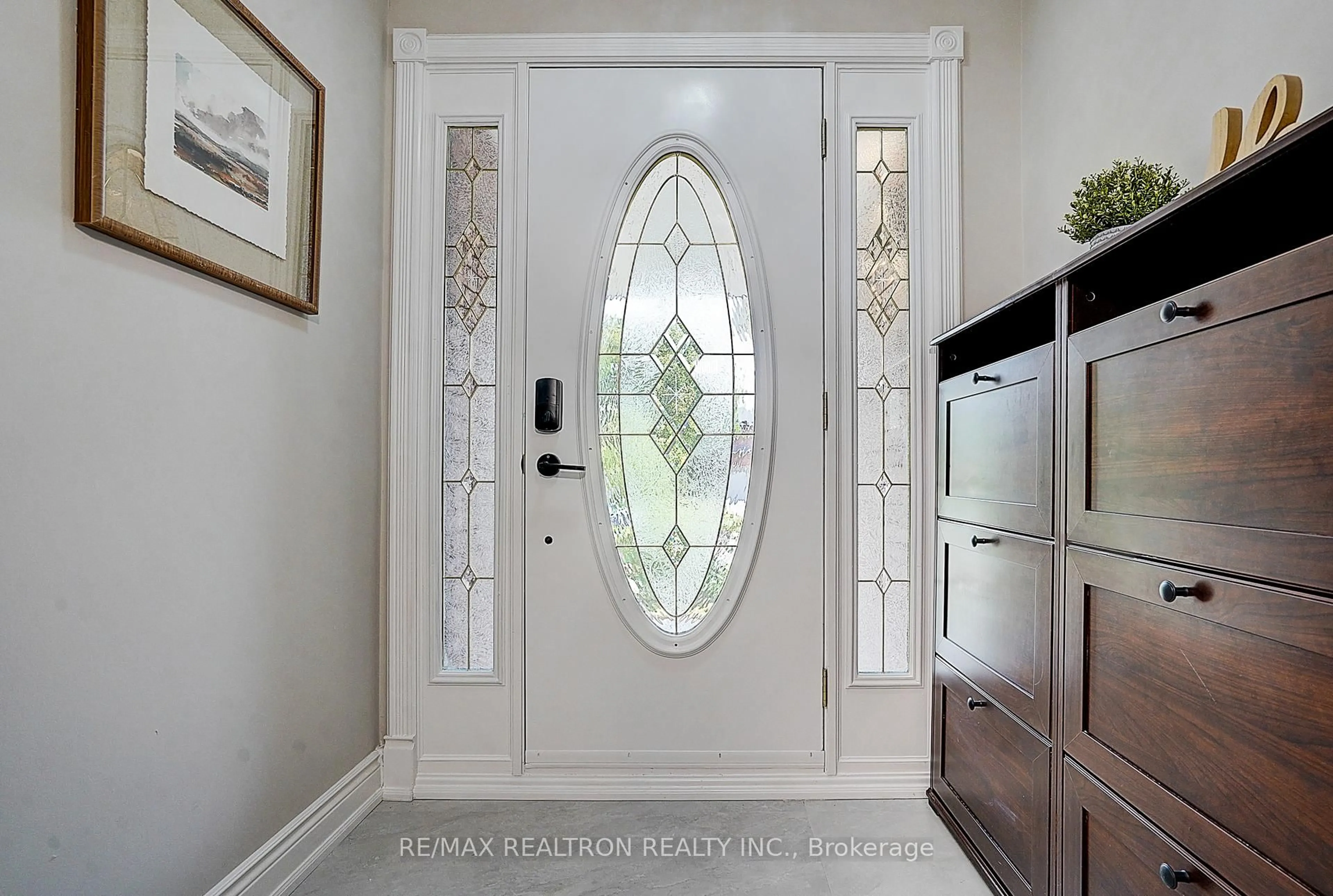 Indoor entryway for 364 Castlehill Rd, Vaughan Ontario L6A 1N7