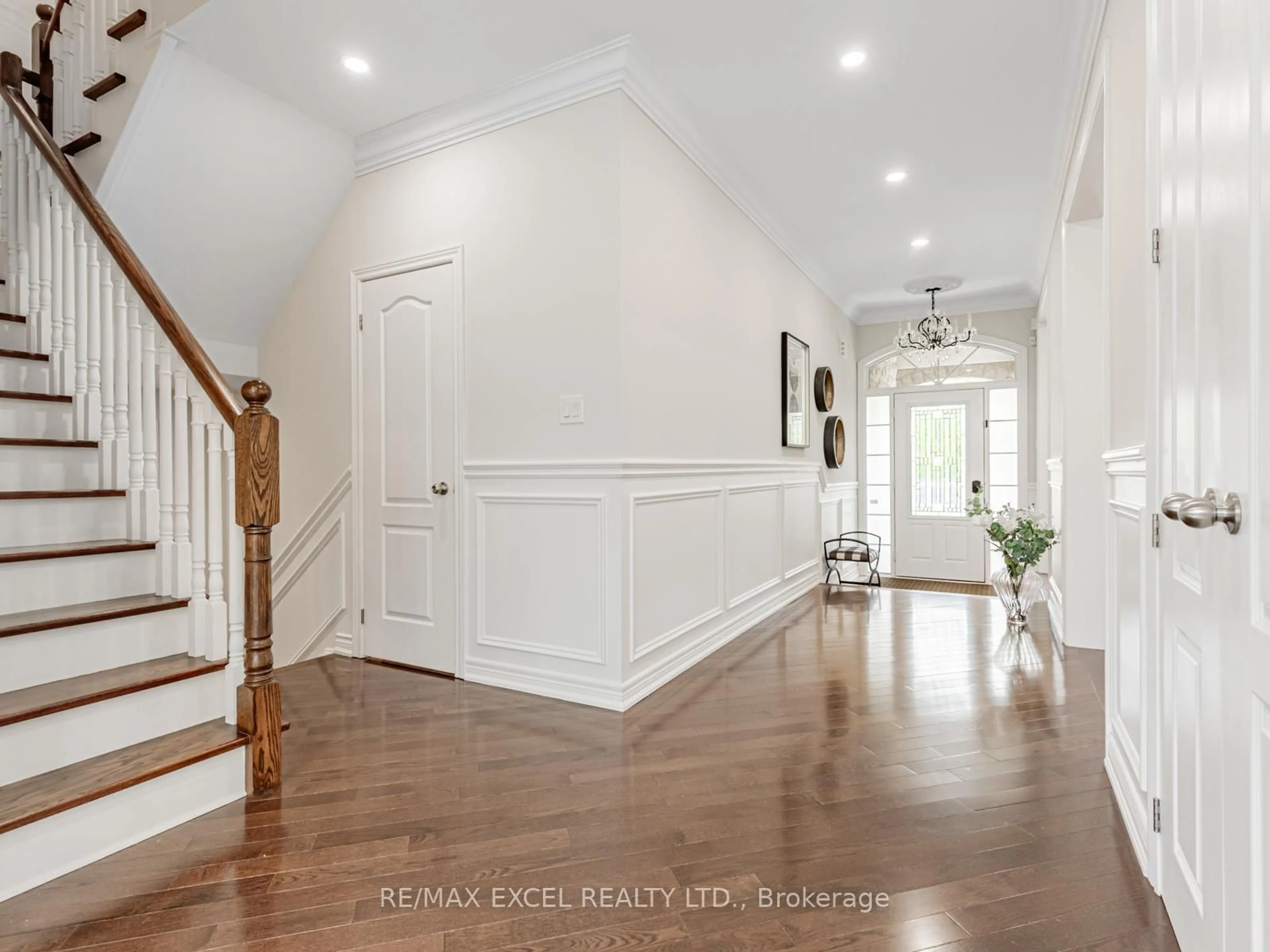 Indoor entryway for 7 Thornhill Ravines Cres, Vaughan Ontario L6A 4J8