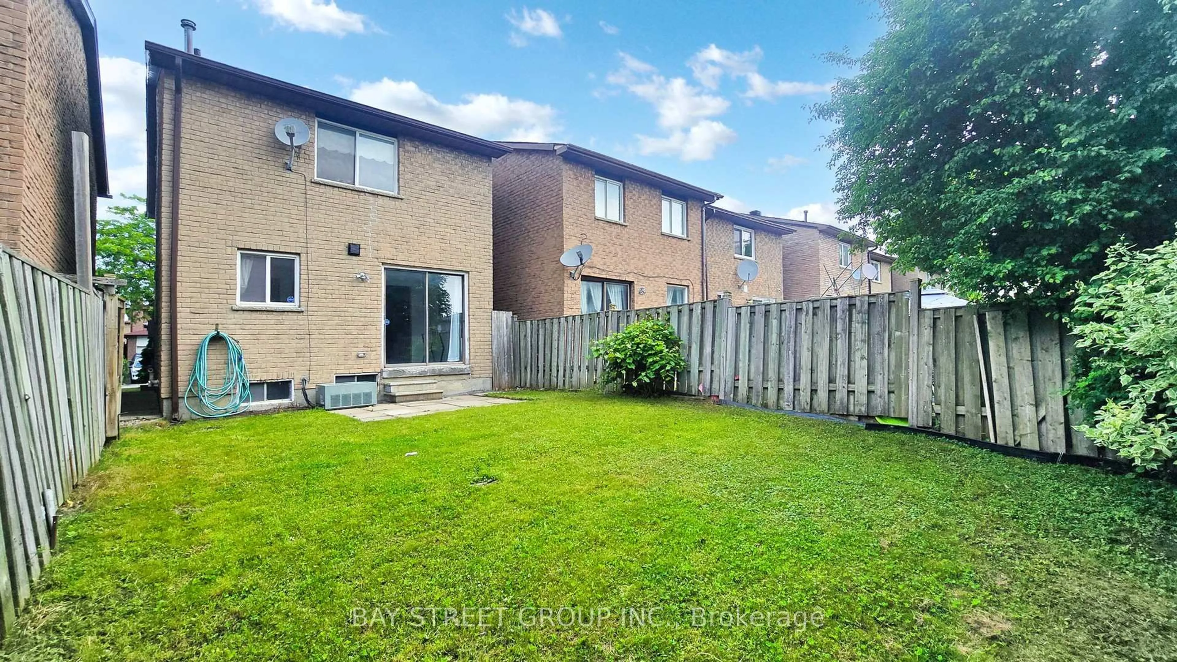 A pic from outside/outdoor area/front of a property/back of a property/a pic from drone, street for 120 Appleby Cres, Markham Ontario L3R 4L2