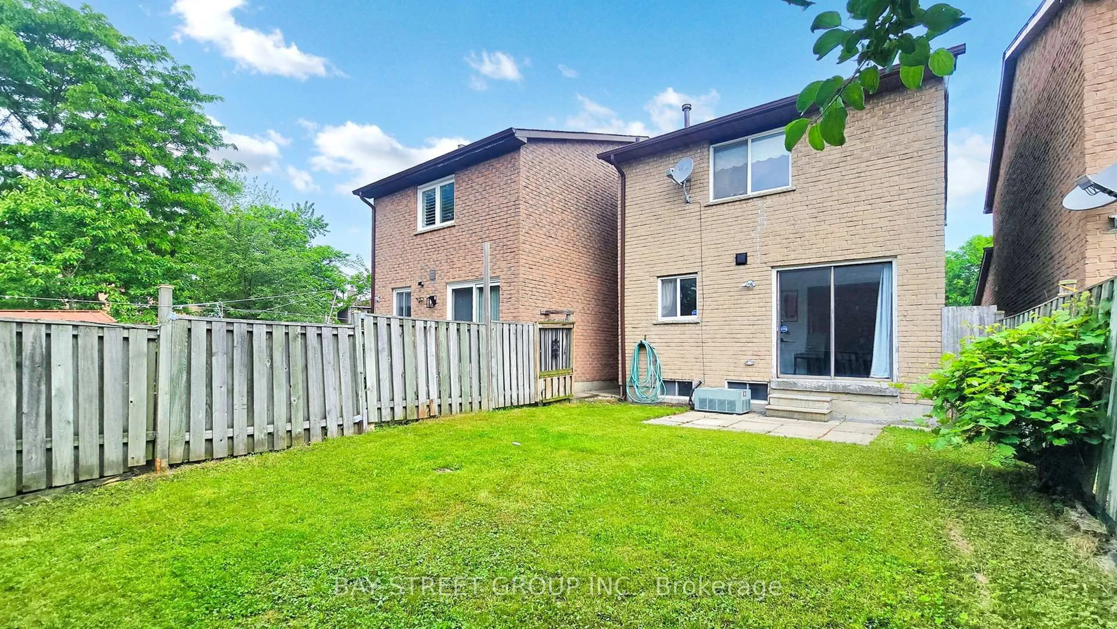 A pic from outside/outdoor area/front of a property/back of a property/a pic from drone, street for 120 Appleby Cres, Markham Ontario L3R 4L2