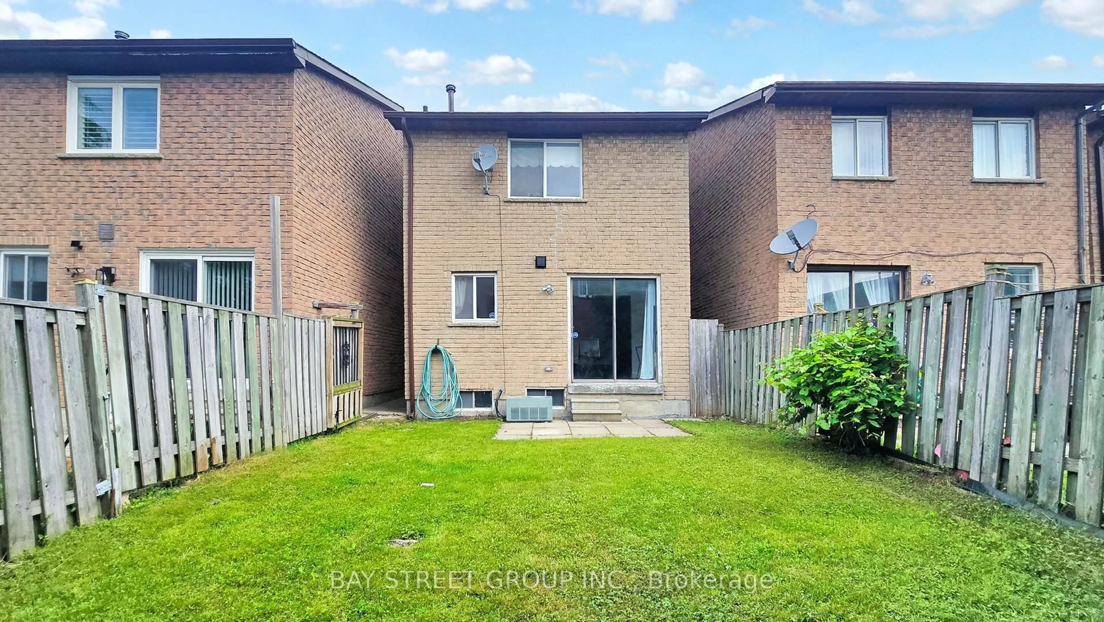 A pic from outside/outdoor area/front of a property/back of a property/a pic from drone, street for 120 Appleby Cres, Markham Ontario L3R 4L2