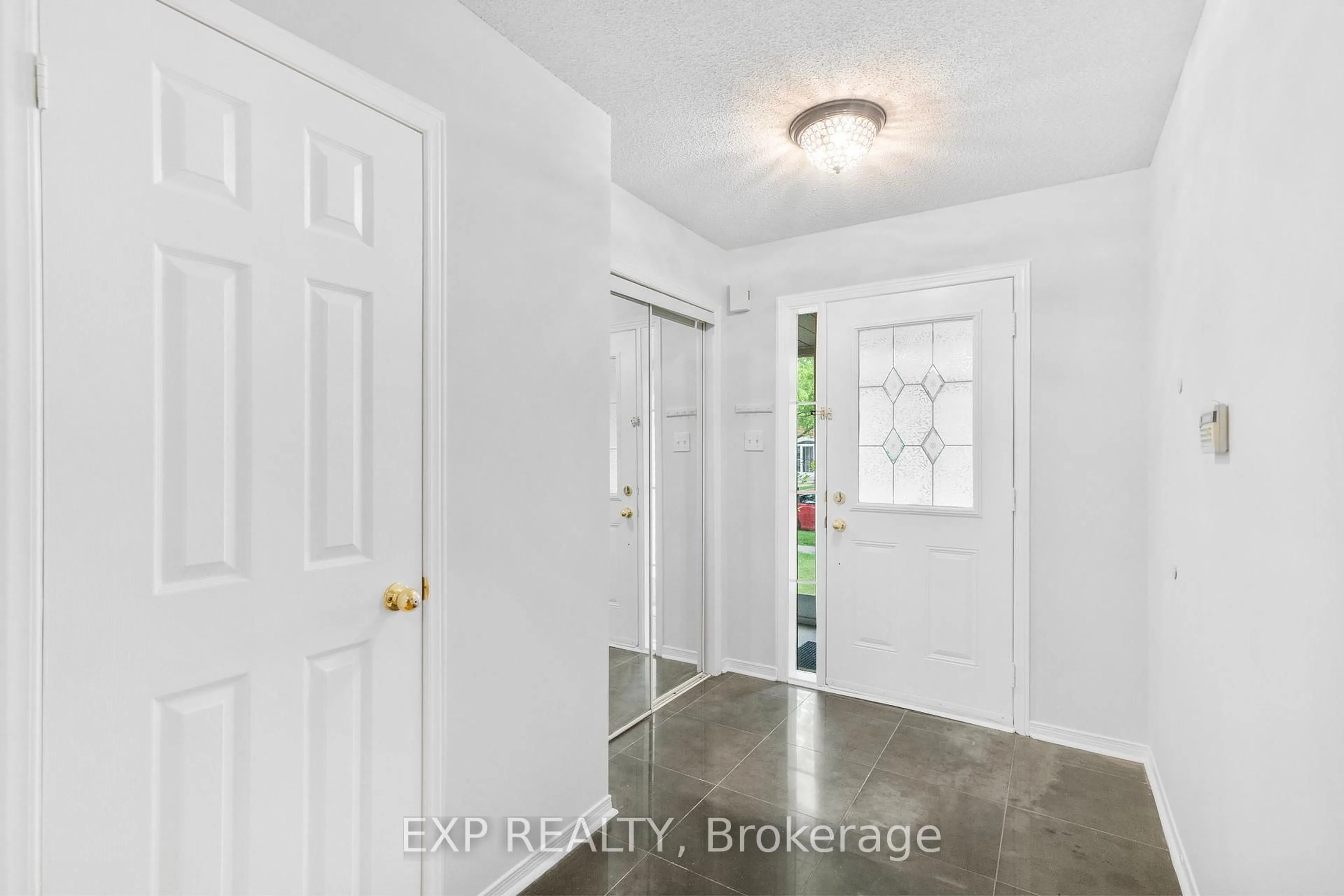 Indoor entryway for 10 Breezeway Cres, Richmond Hill Ontario L4S 1V7