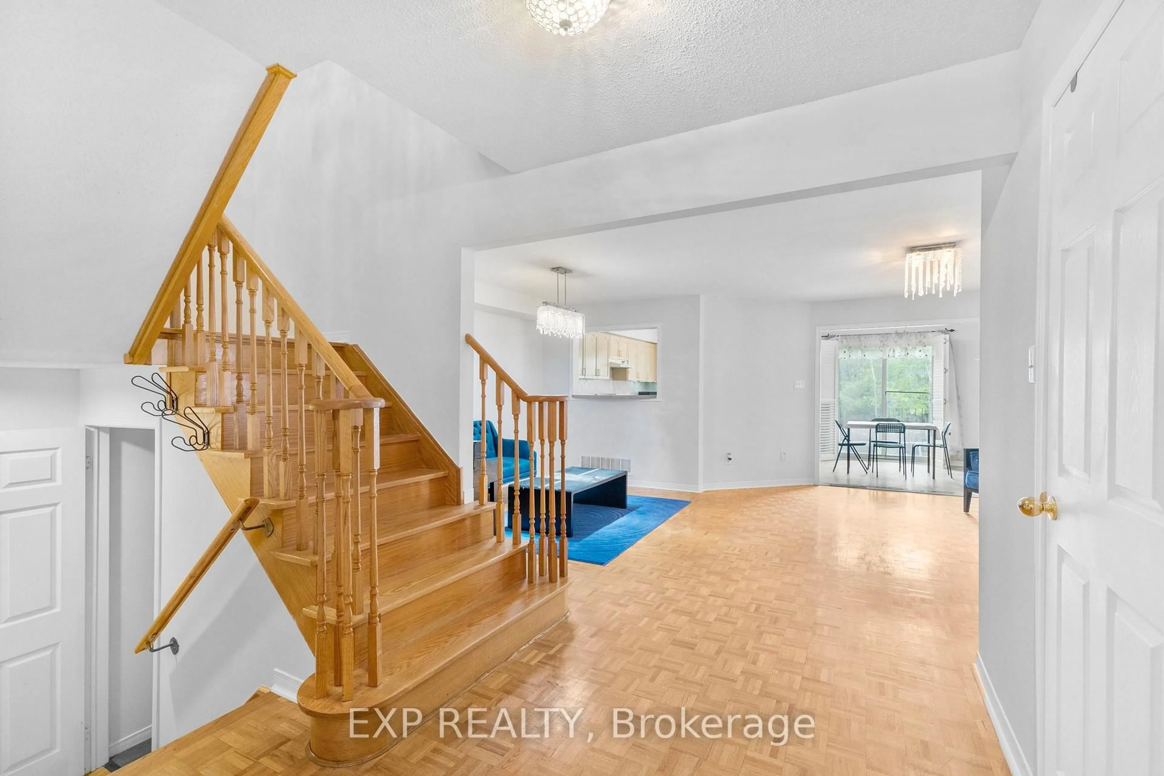 Indoor entryway for 10 Breezeway Cres, Richmond Hill Ontario L4S 1V7