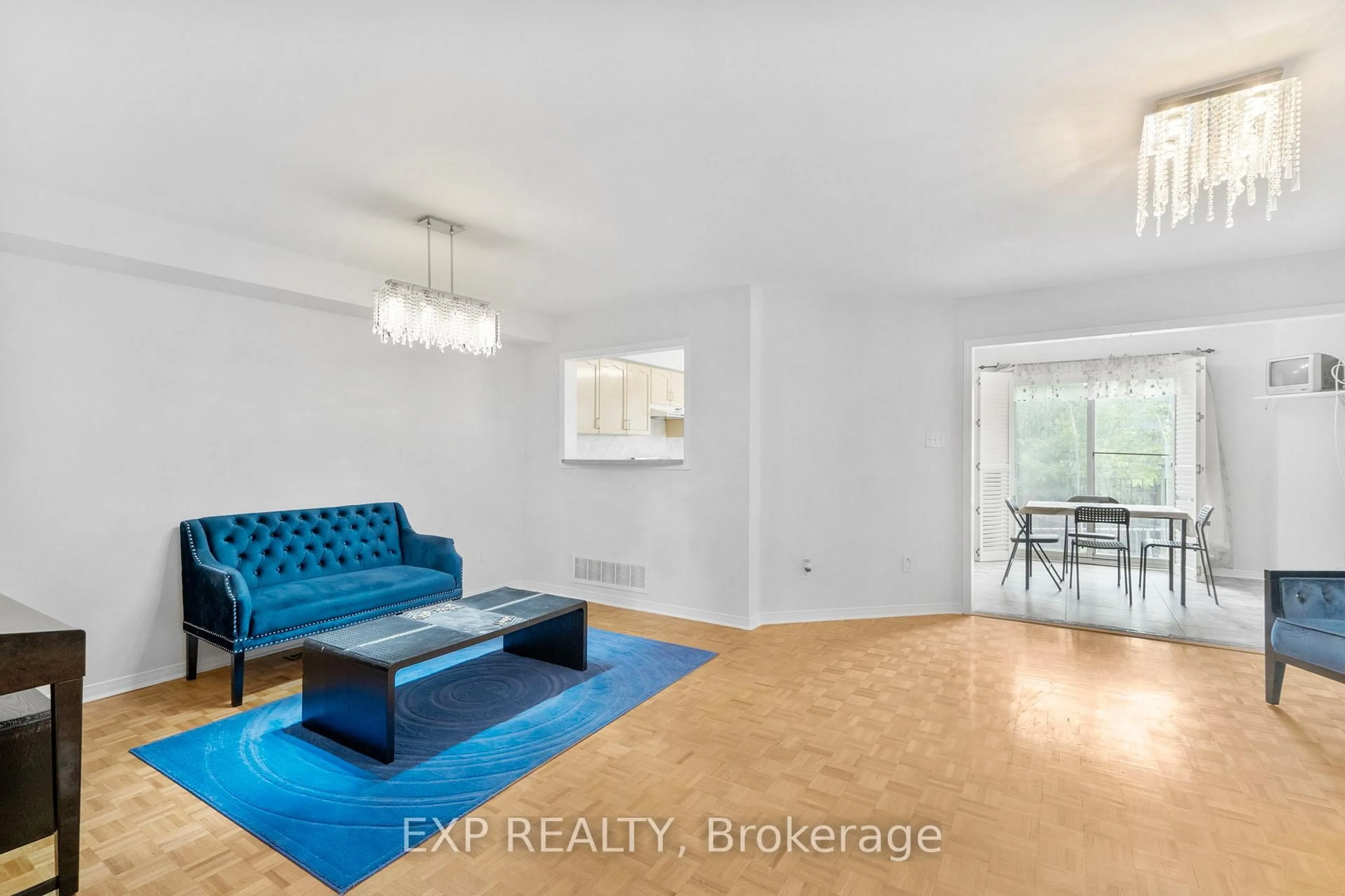 Living room with furniture, unknown for 10 Breezeway Cres, Richmond Hill Ontario L4S 1V7