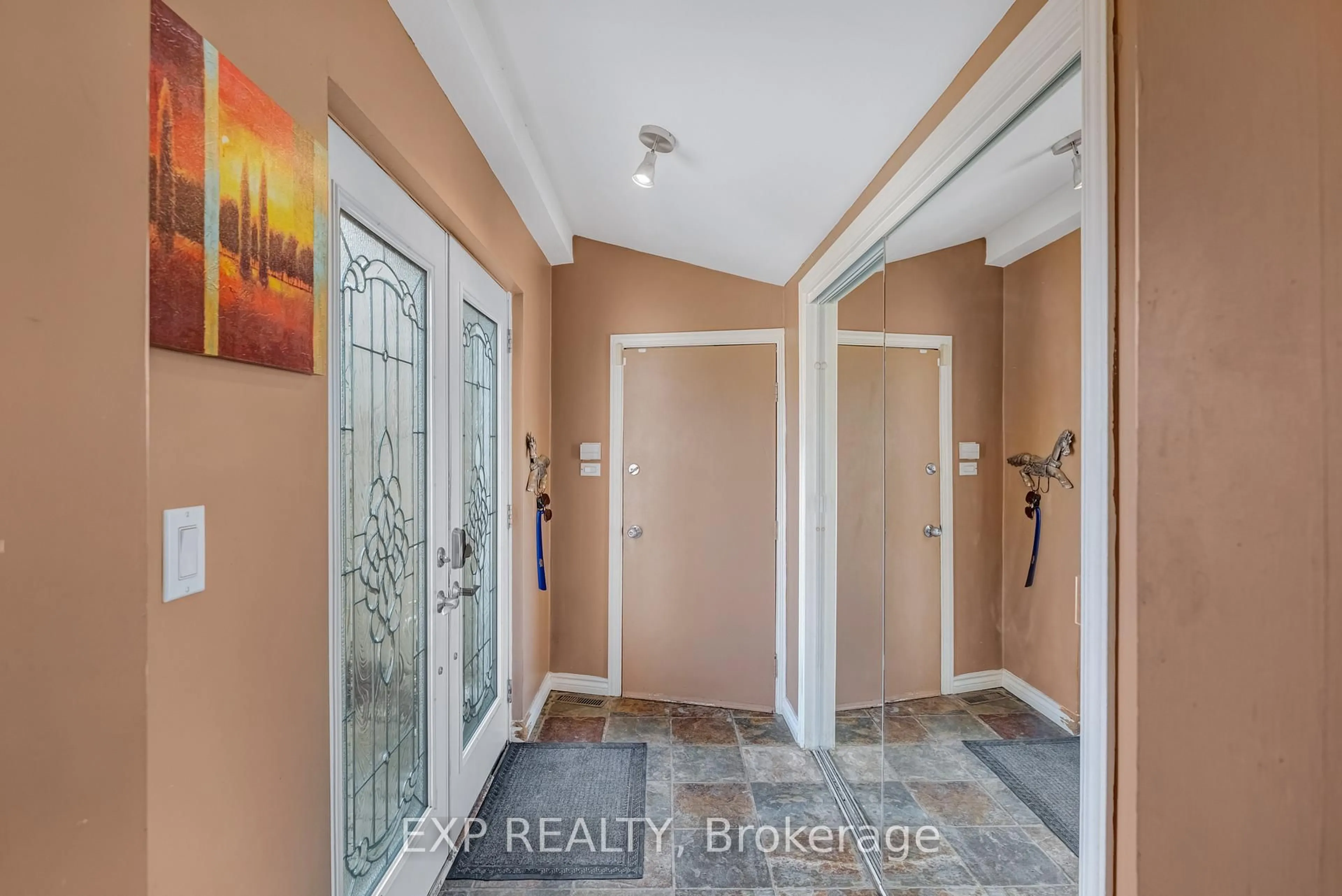 Indoor entryway for 21152 Kennedy Rd, East Gwillimbury Ontario L0G 1R0