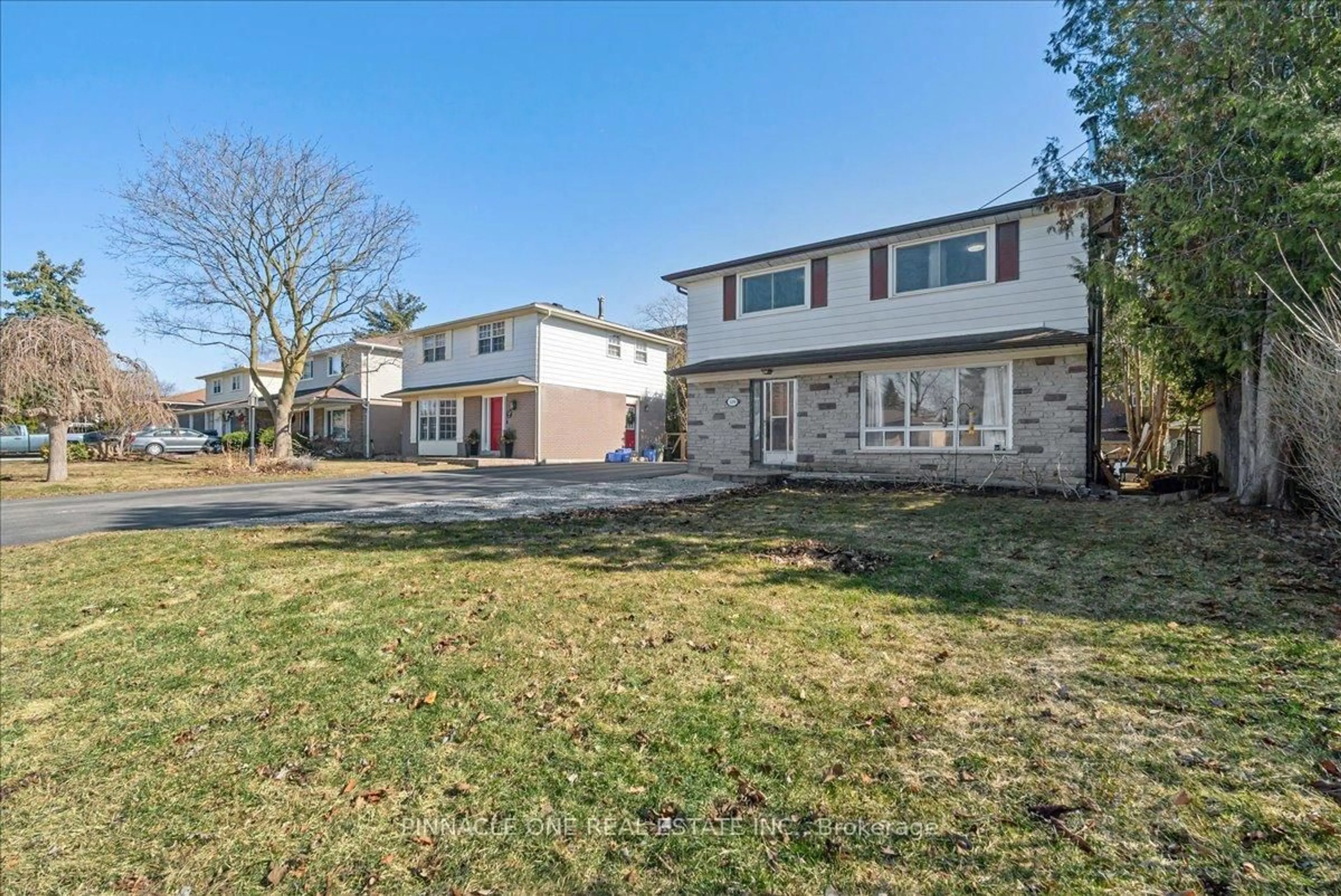 A pic from outside/outdoor area/front of a property/back of a property/a pic from drone, street for 520 Elm Rd, Whitchurch-Stouffville Ontario L4A 1W8