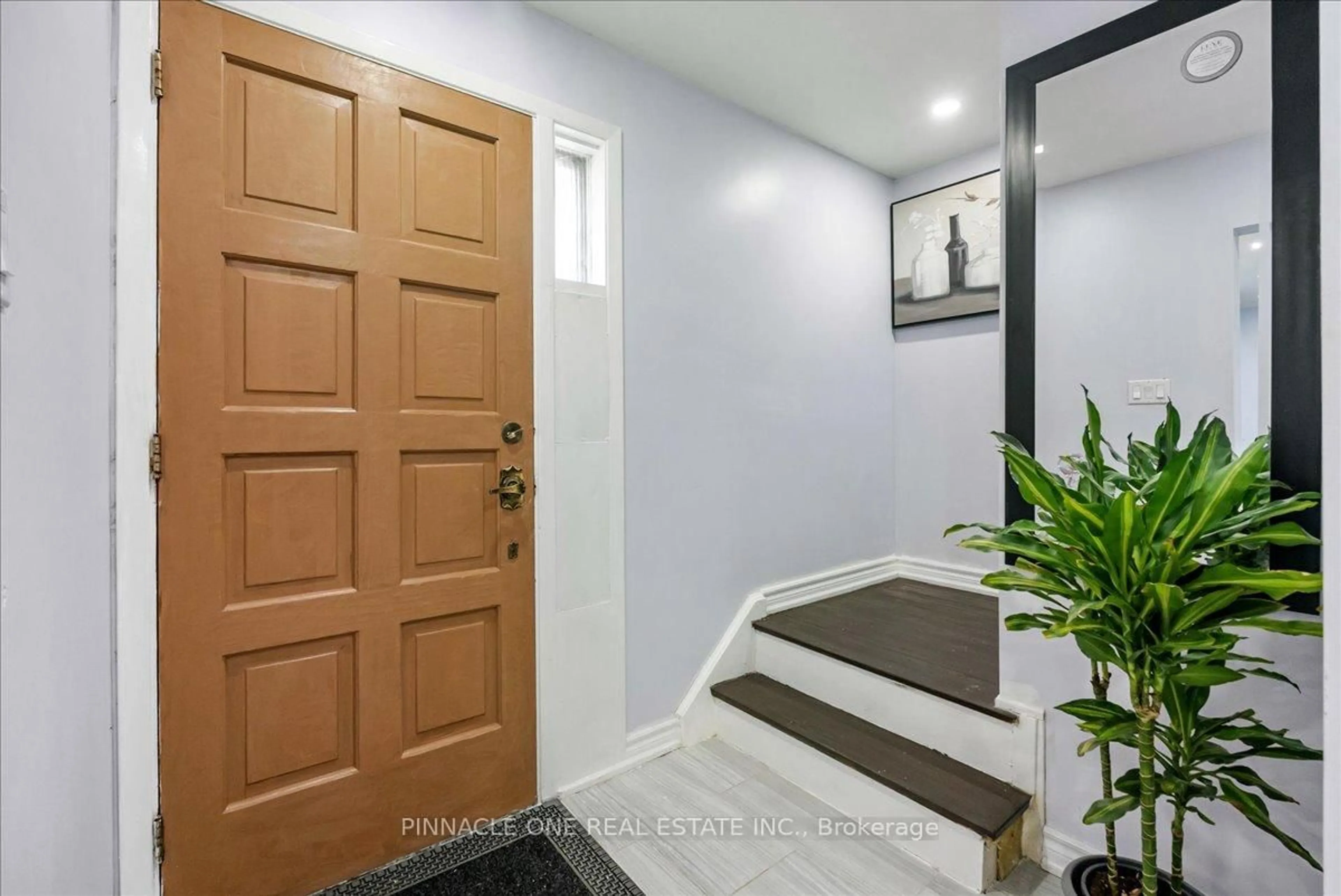 Indoor entryway for 520 Elm Rd, Whitchurch-Stouffville Ontario L4A 1W8
