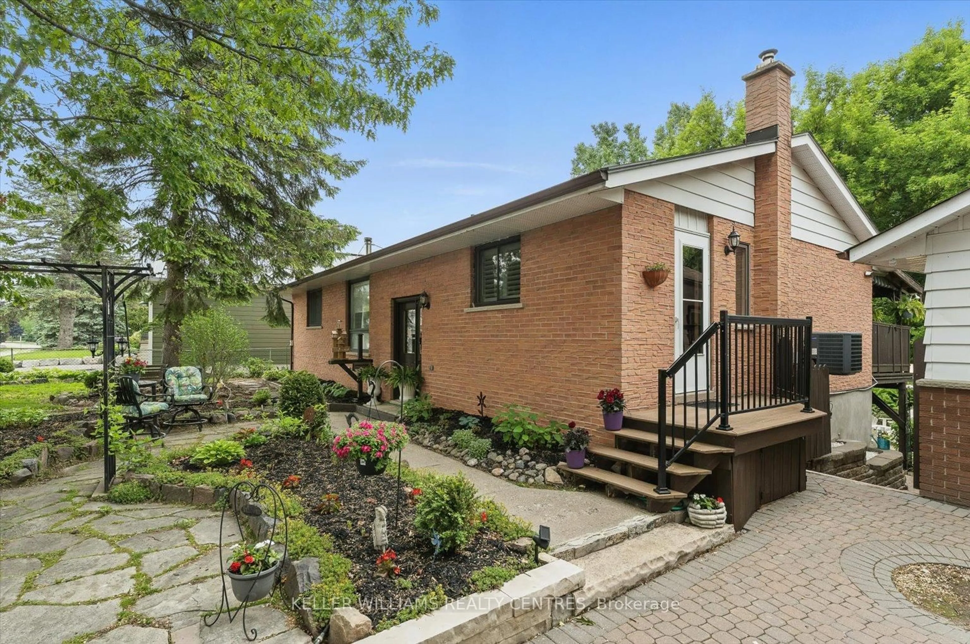 Home with brick exterior material, street for 9 Thompson Dr, East Gwillimbury Ontario L9N 1L8