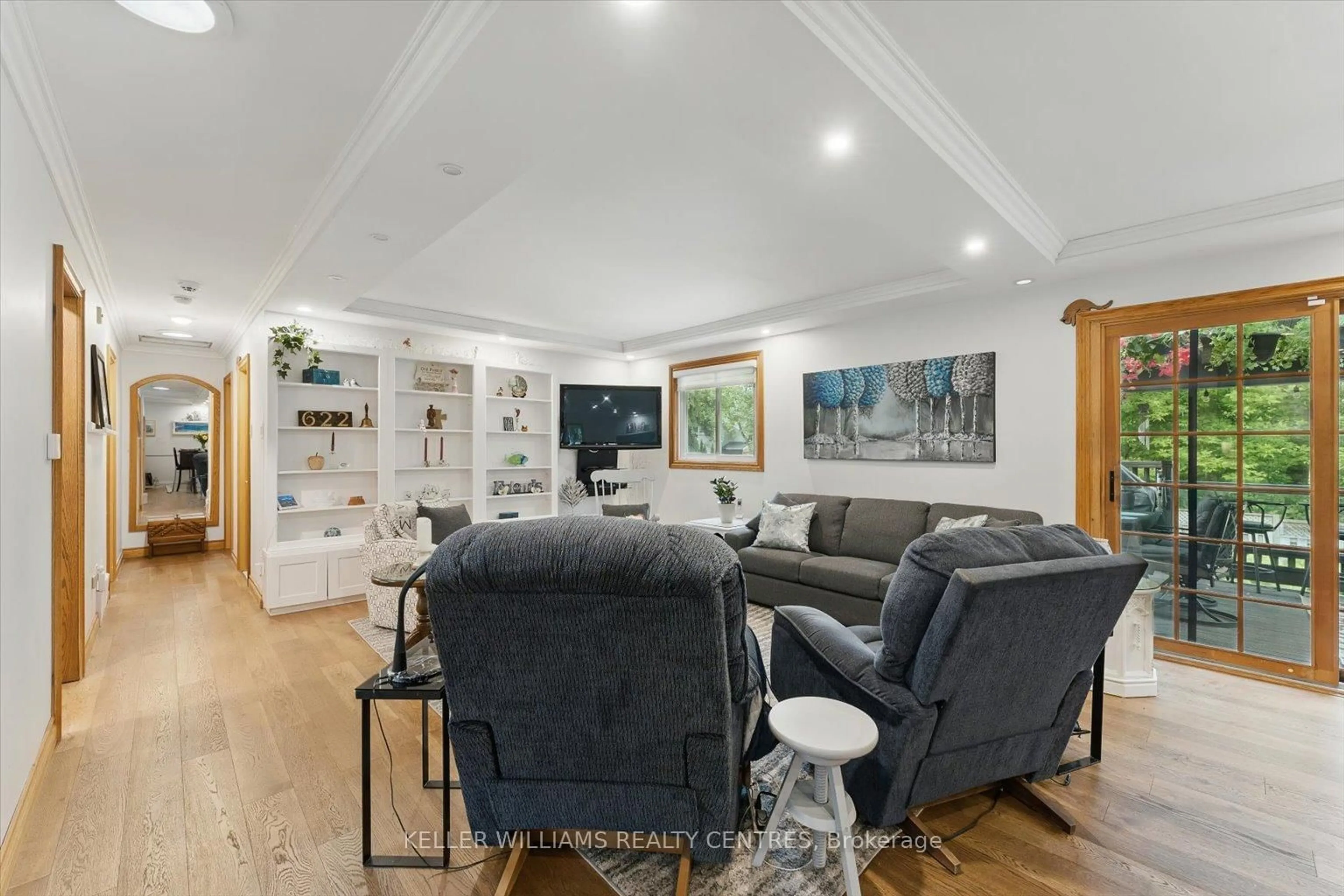 Living room with furniture, unknown for 9 Thompson Dr, East Gwillimbury Ontario L9N 1L8